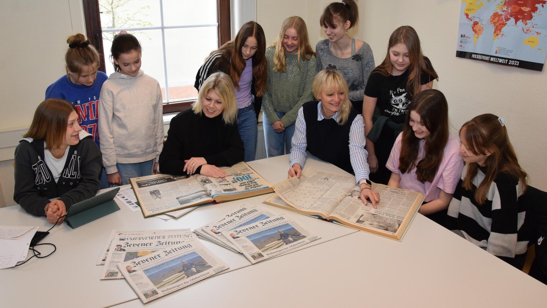 Viel los im Verlagshaus der Zevener Zeitung: Schülerinnen der umliegenden Schulen nahmen am Zukunftstag teil und schauten den Redakteuren über die Schulter. Auch in ganz alten Zeitungen wurde gestöbert.