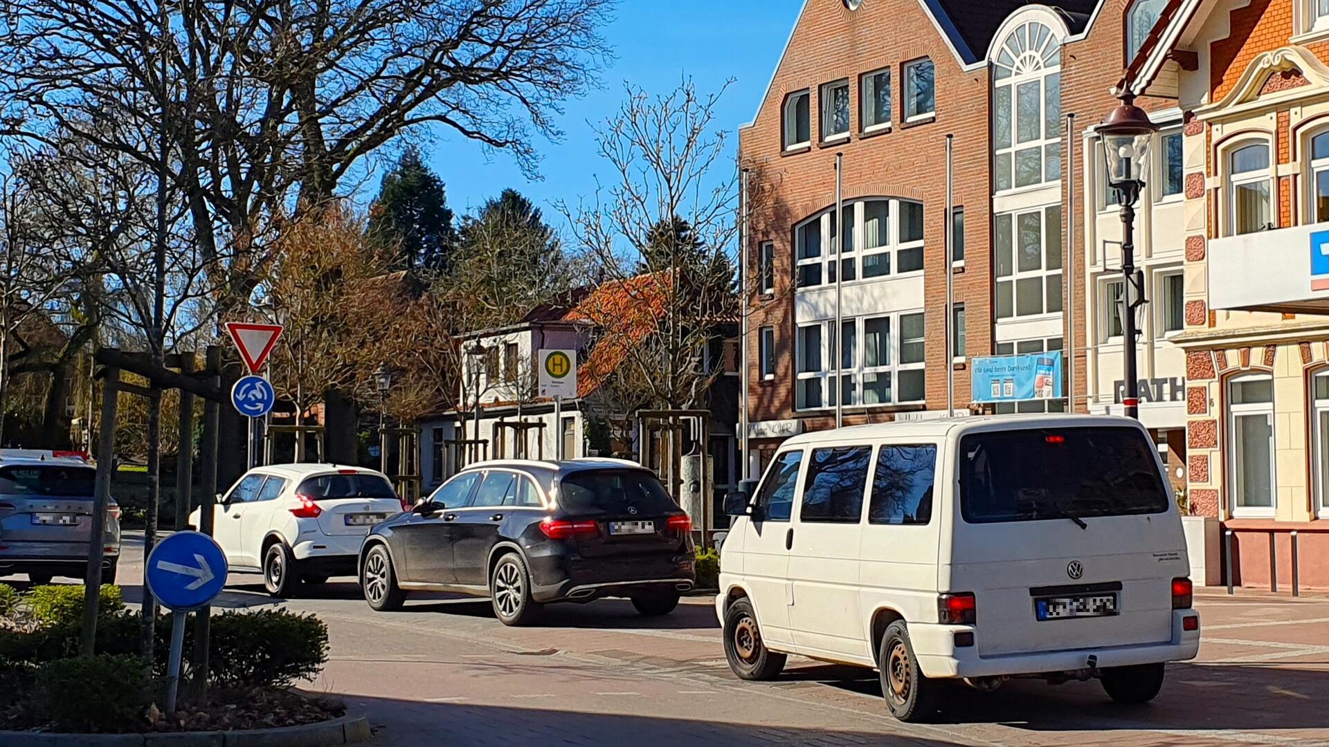 Viele Autofahrer haben noch nicht realisiert, dass ehemalige Stellflächen im Beerster Zentrum bereits seit einem halben Jahr als Bushaltestellen dienen - es wird munter weiter auf dem grauen Pflaster geparkt.