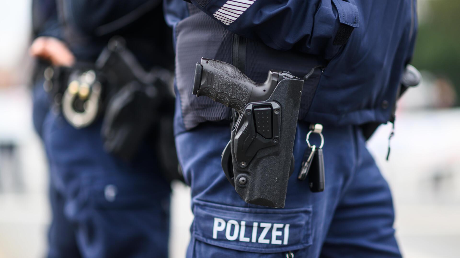 Polizist trägt einen Halfter. 