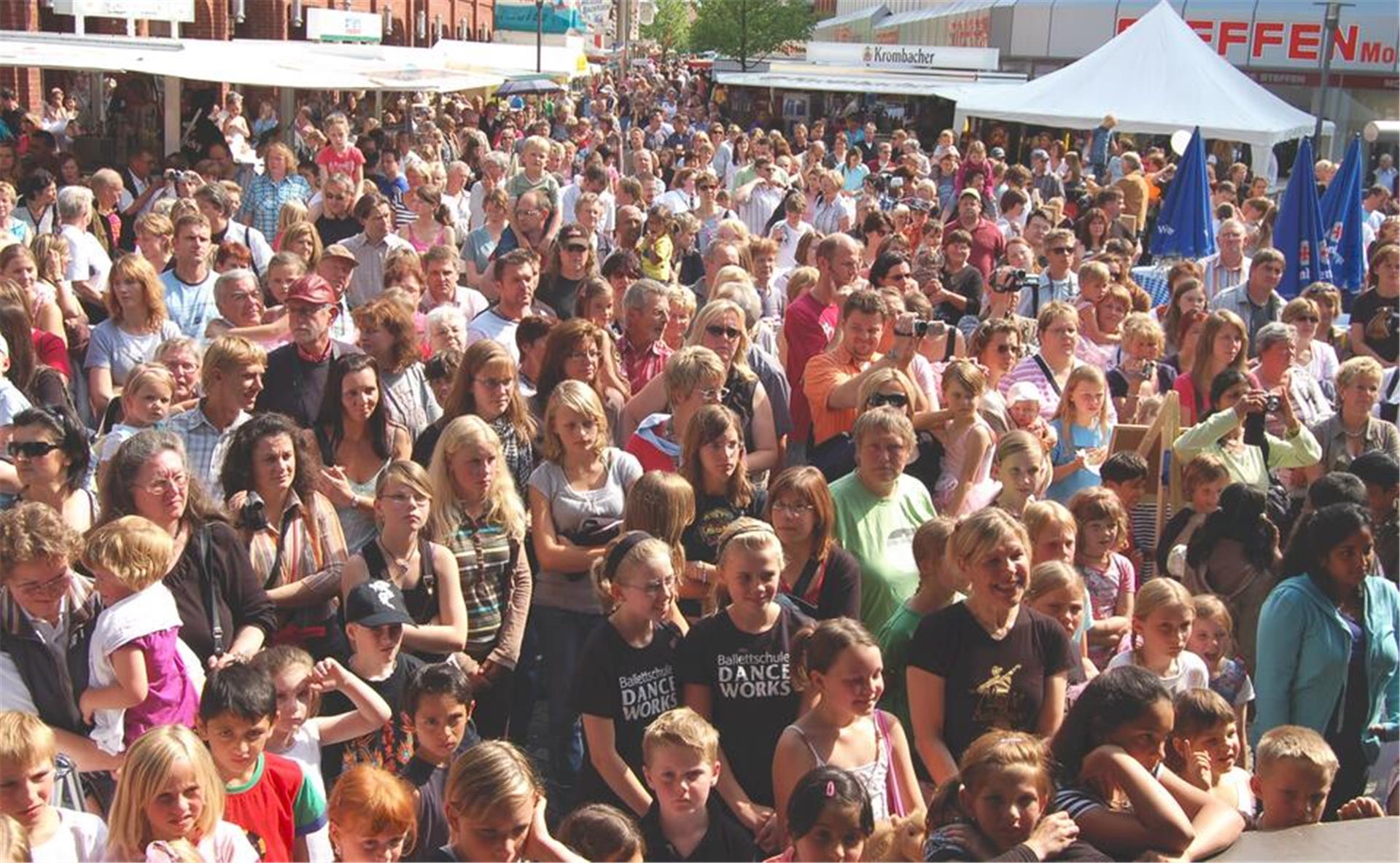 Menschen in der Zevener Fußgängerzone