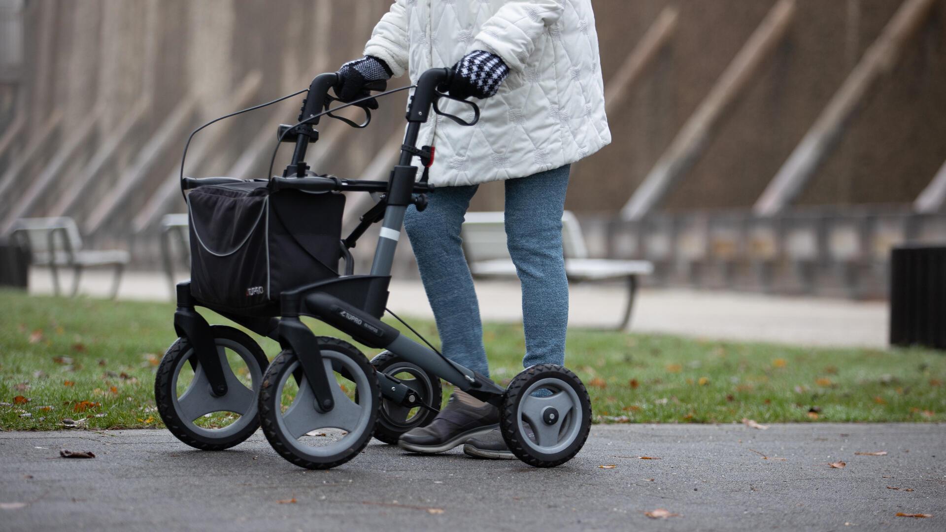 Frau an Rollator