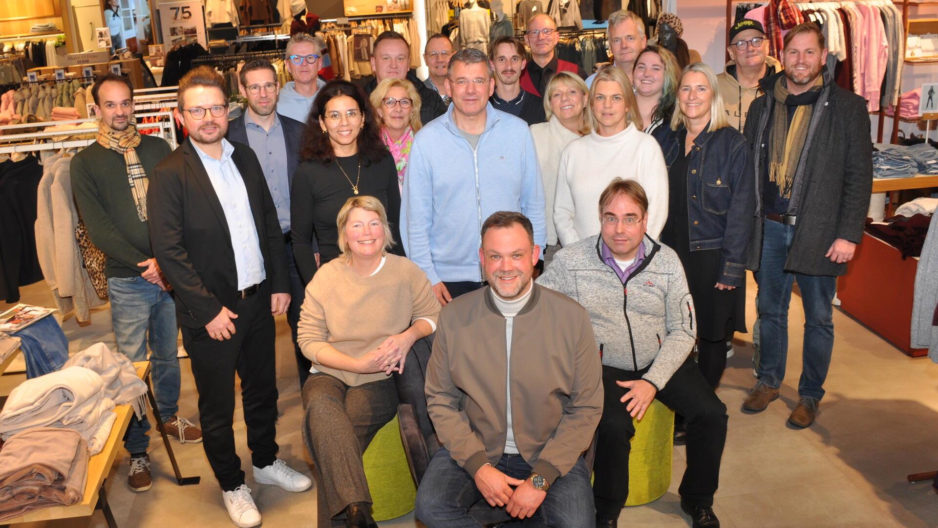 Gnarrenburger WIR zieht Bilanz - Rückblick auf erfolgreiche Aktionen Viele WIR-Mitglieder folgten der Einladung zur Jahreshauptversammlung. Sitzend von links der Vorstand mit der stellvertretenden Vorsitzenden Sabrina Kosch, dem ersten Vorsitzenden Hendrik Grafelmann und dem Kassenwart Matthias Otten - unmittelbar dahinter die Ausschuss-Mitglieder Melanie Blank (von links), Clemens Kullik und Rieke Grafelmann-Decknatel.