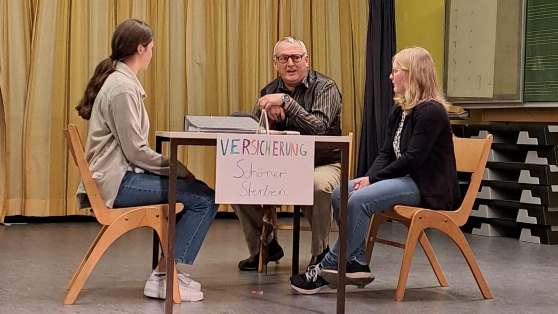 Viele witzige Sketche bereicherten den Dorfabend.