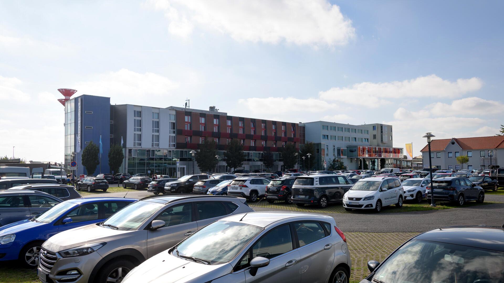 Symbolbild Parkgebühren Fischereihafen: Ein kostenpflichtiger Parkplatz an den Stadthäusern Bremerhaven.