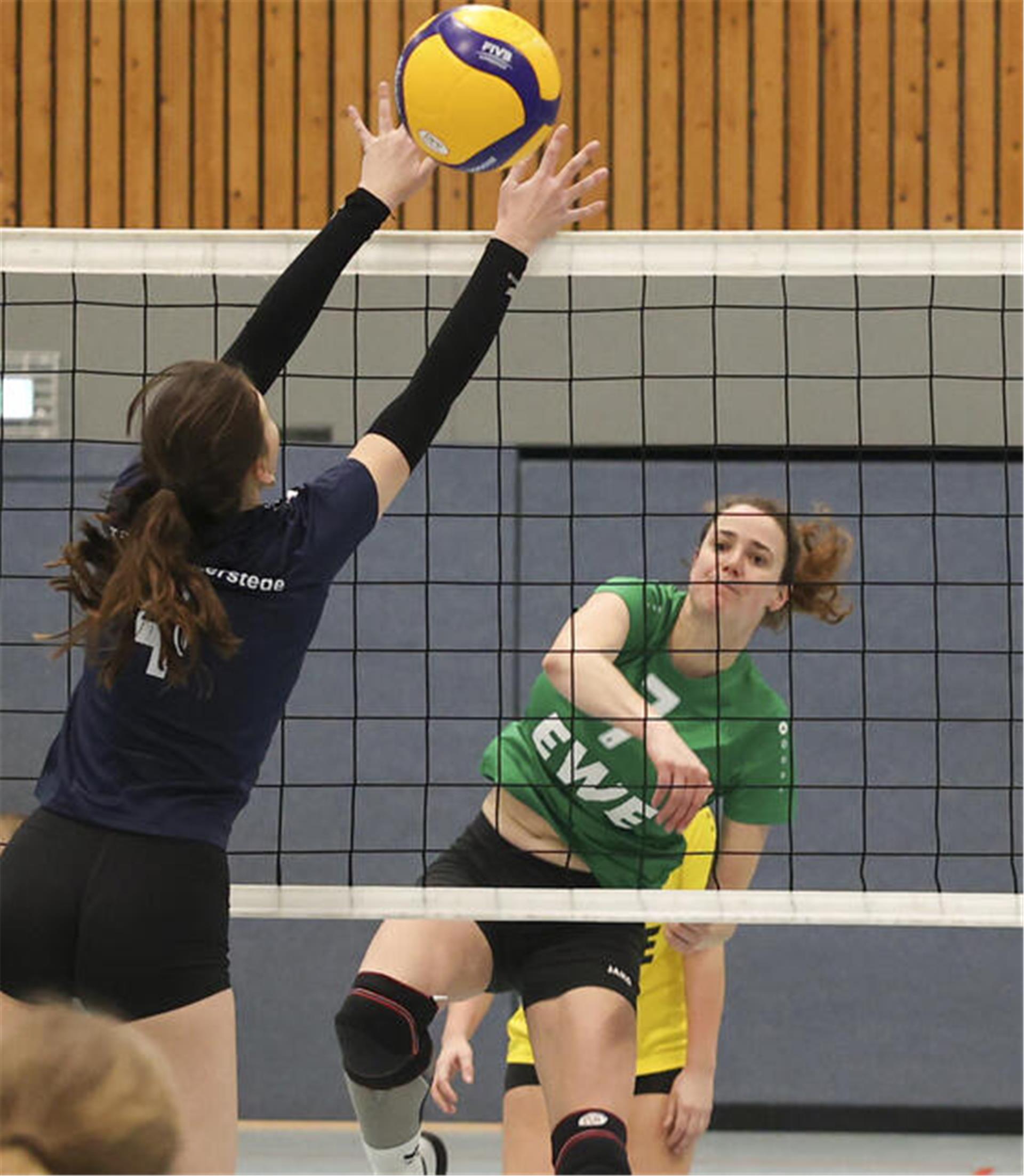 Vivien Kullik (hinten) und ihre Teamkolleginnen der SG Karlshöfen/Gnarrenburg fuhren am Wochenende einen 3:1-Sieg in Nienhagen ein.