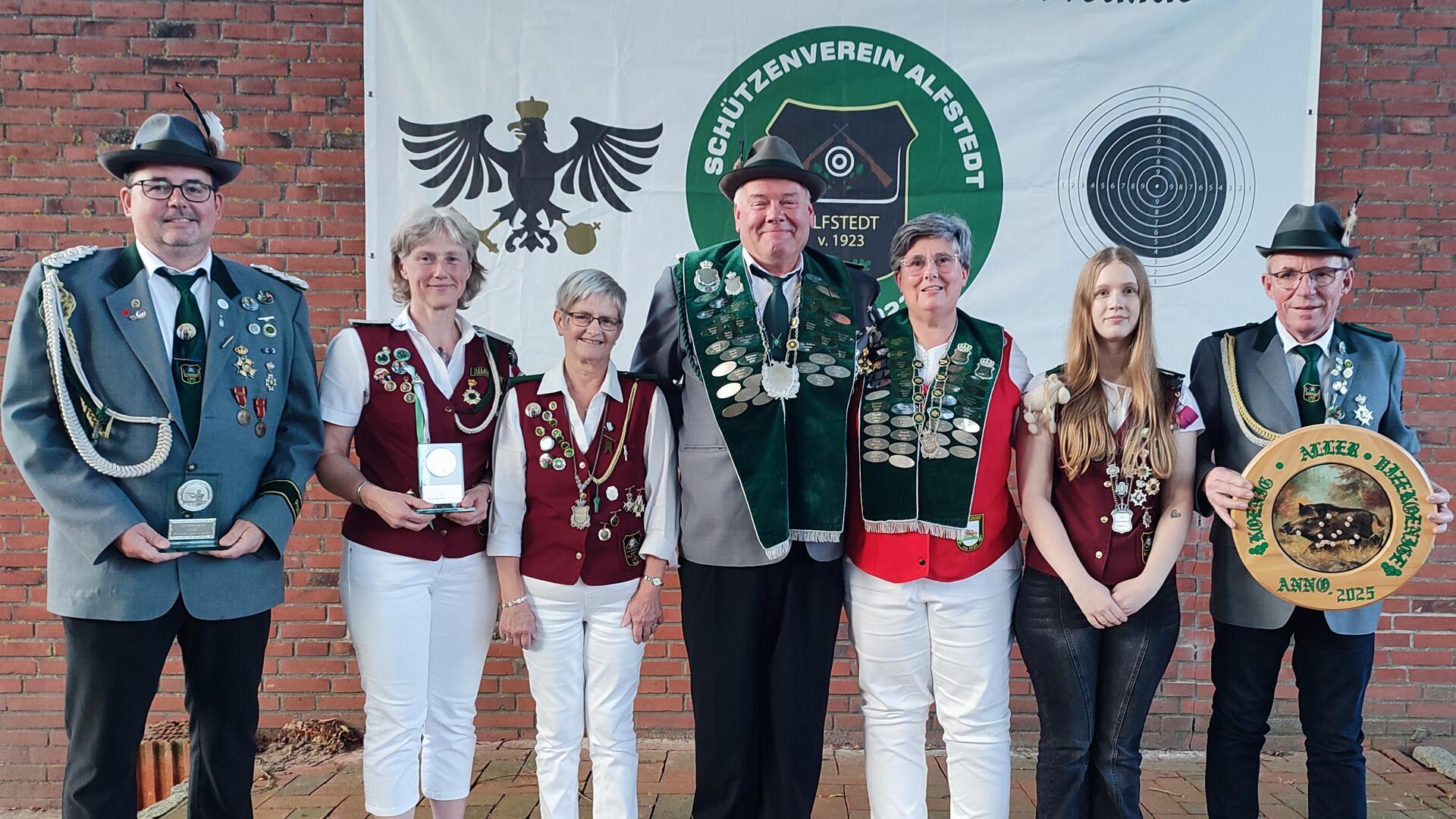 Vizekönig Franz Einhaus (Vierter von links) und Vizekönigin Sonja Ehlers (Dritte von links) freuen sich gemeinsam mit den weiteren Preisträgern über ihre neuen Titel.