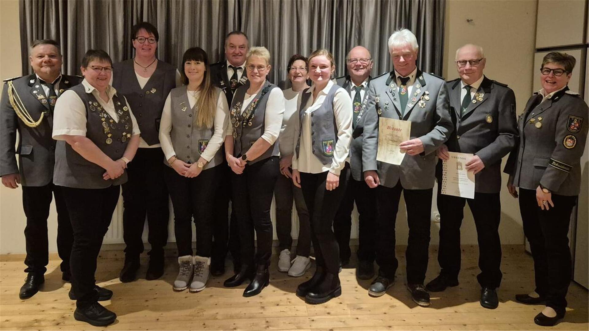 Vizepräsident Mario Dippmar (links) und Präsidentin Sandra Werner (rechts) mit den geehrten und gewählten Mitgliedern des Schützenvereins Schützenverein Findorf-Kolheim: (von links) Martina Grabau, Sonja Riemstädt-Kunz, Jaqueline Röver, Uwe Tietjen, Heike Köhnke, Ute Drews, Lena Tietjen, Wilfried Klefeld, Helmut Kück und Hermann Kück.