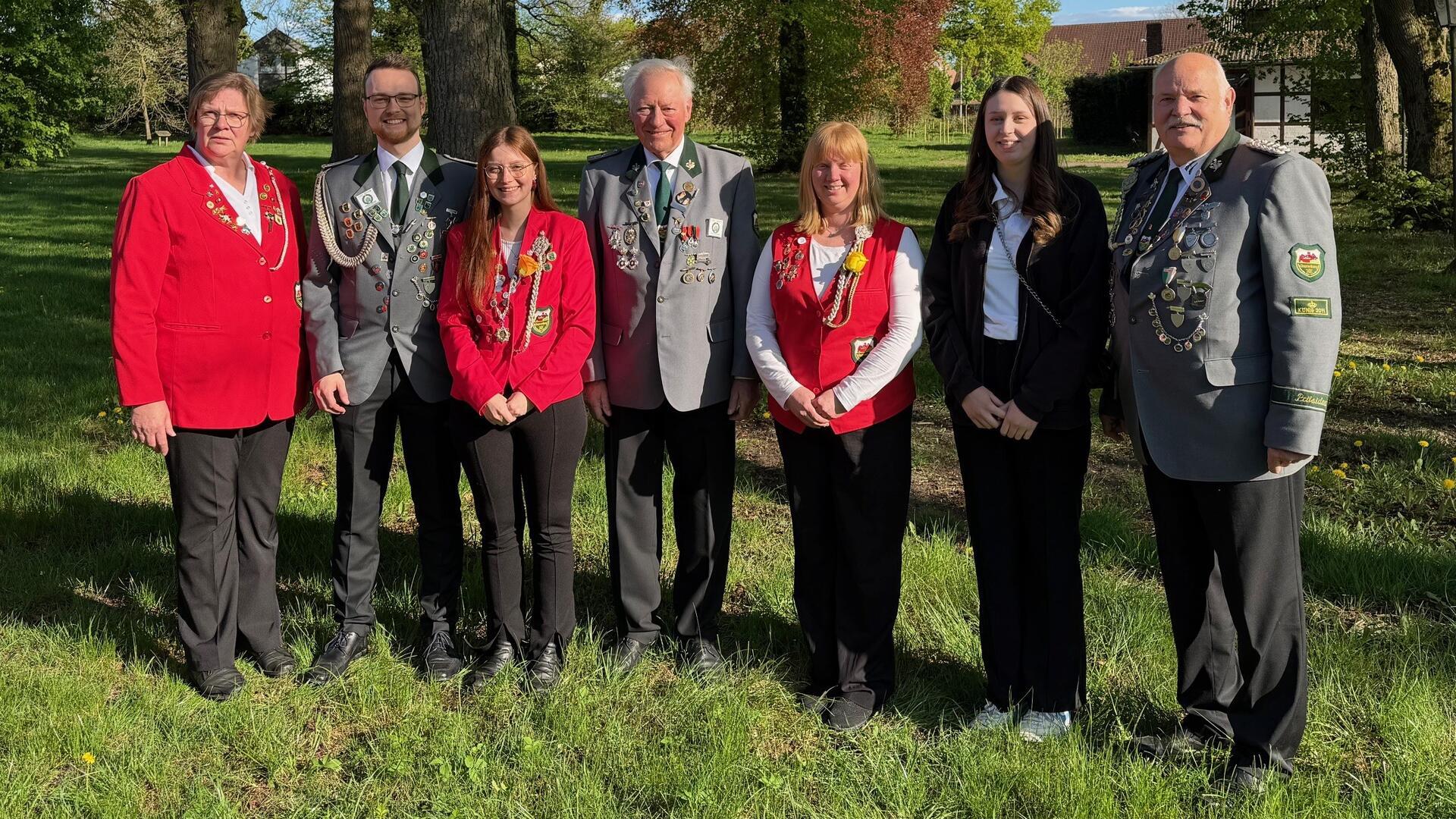 Vizepräsidentin Ute Dieckmann-Wellbrock, Florian Redmann, Julia Redmann, Hans-Peter Hagenah, Sabrina Volkmann, Greta Otten und Präsident Detlef Groth.