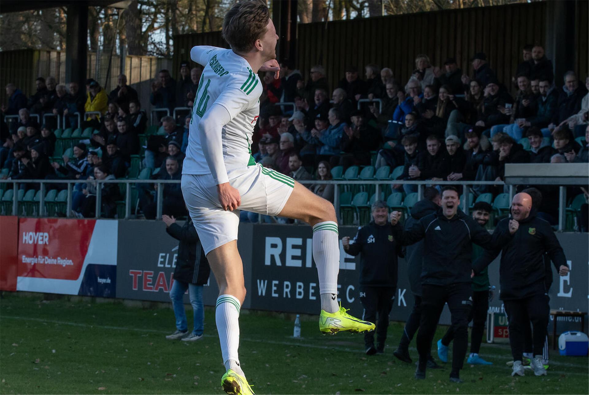 Völlig losgelöst: Eric Köhler hat gerade das 4:0 erzielt und hebt unter dem Jubel der Zuschauer und der Trainer einfach mal eben ab.