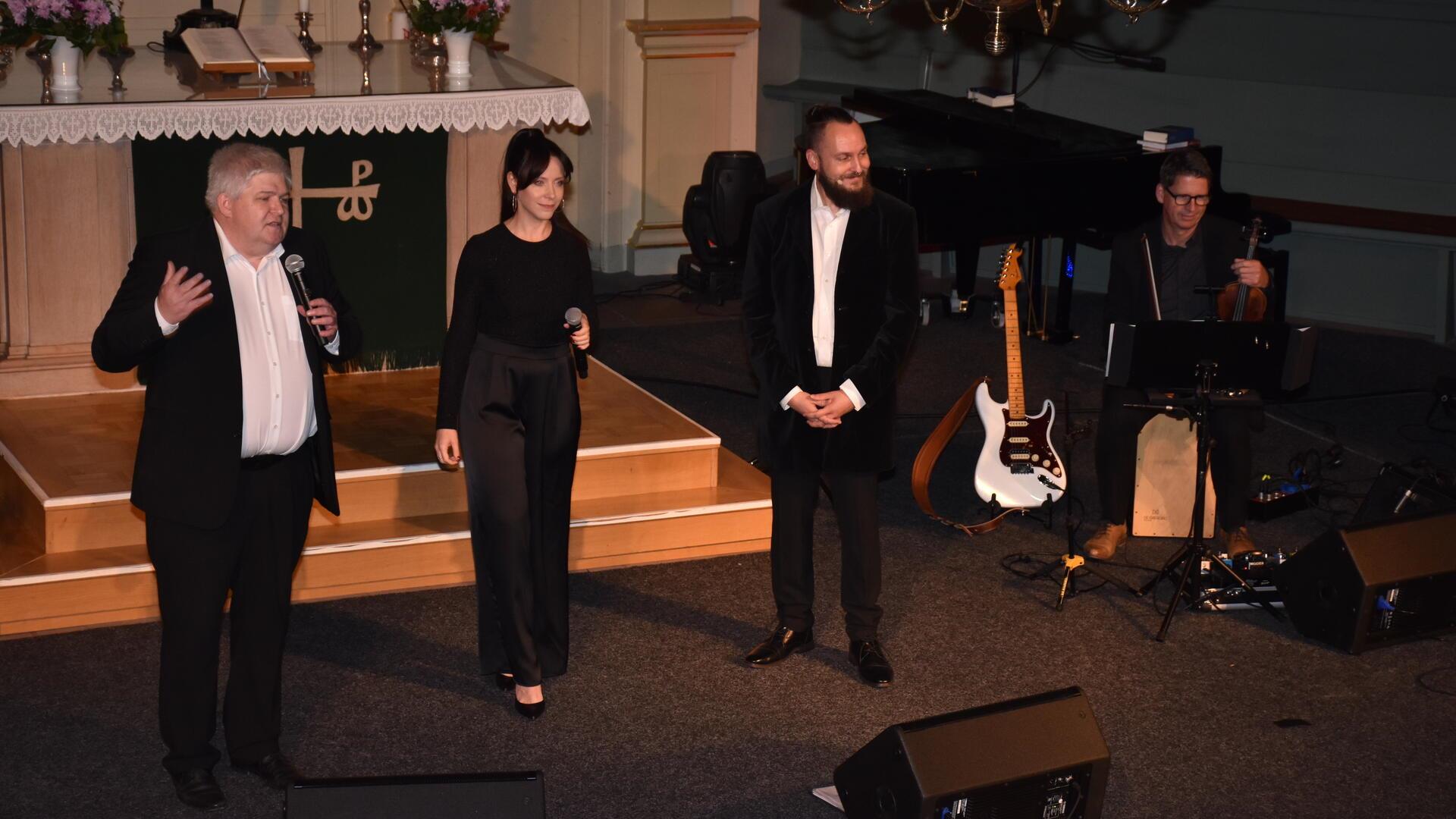 „Voice over Piano“ in der Liborius-Kirche: Thomas Blaeschke (von links), Sara Dähn, Alexander Hohler und Klaus Heuermann begeisterten mit ihrem Programm „Musical meets Rock & Pop“. 