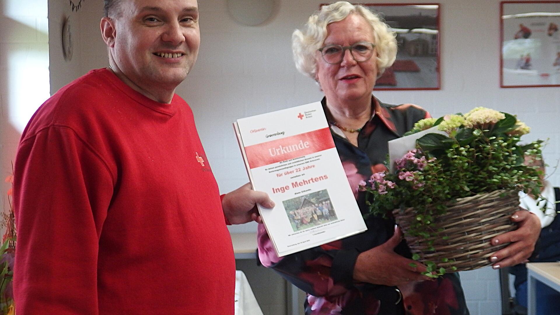 Volker Werner verabschiedet Inge Mehrtens mit herzlichen Worten des Dankes.