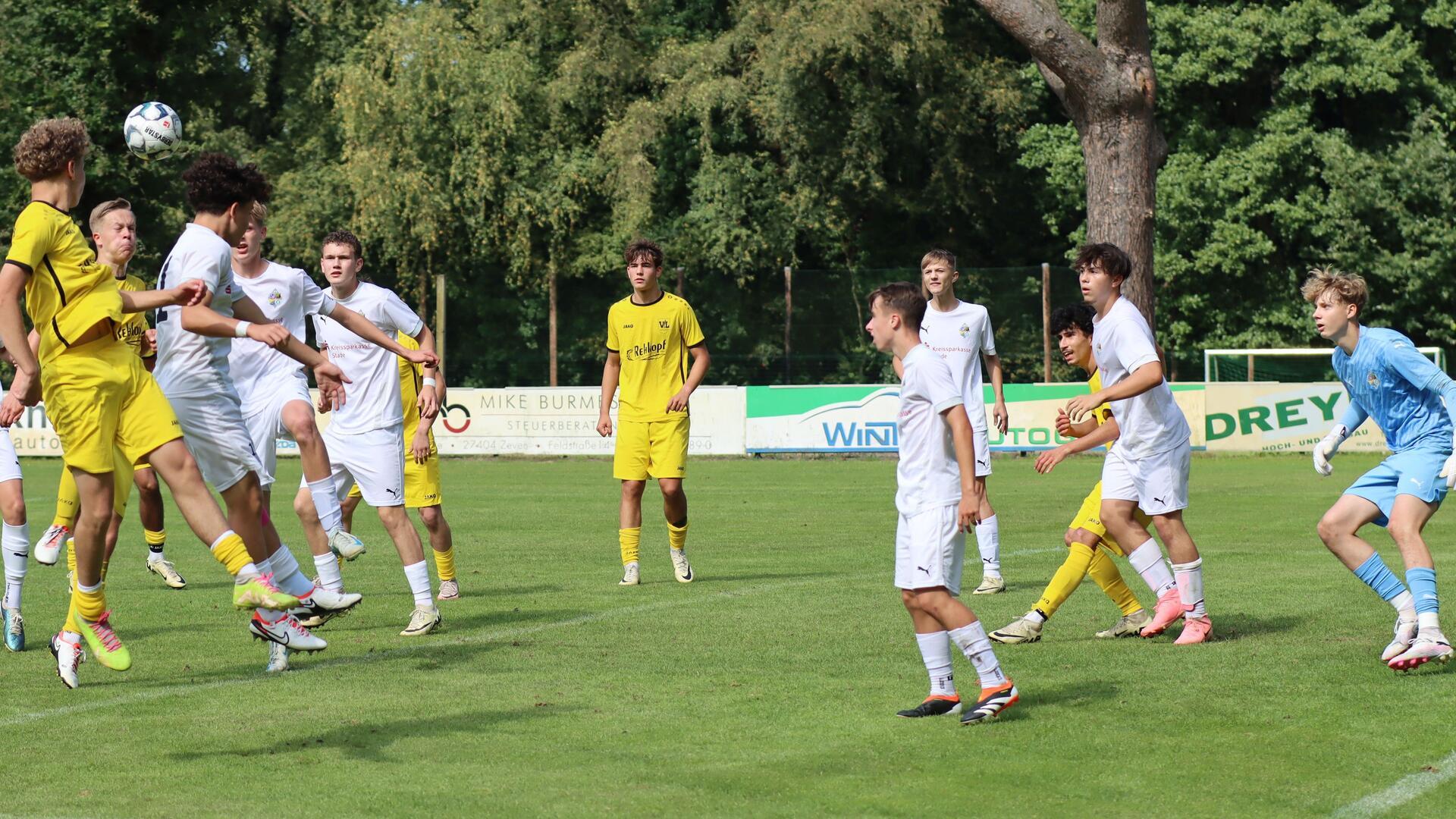Volle Konzentration ist für die Jungs von A/O/B/H/Heeslingen (weiße Trikots) im Spiel gegen FT Braunschweig angesagt.