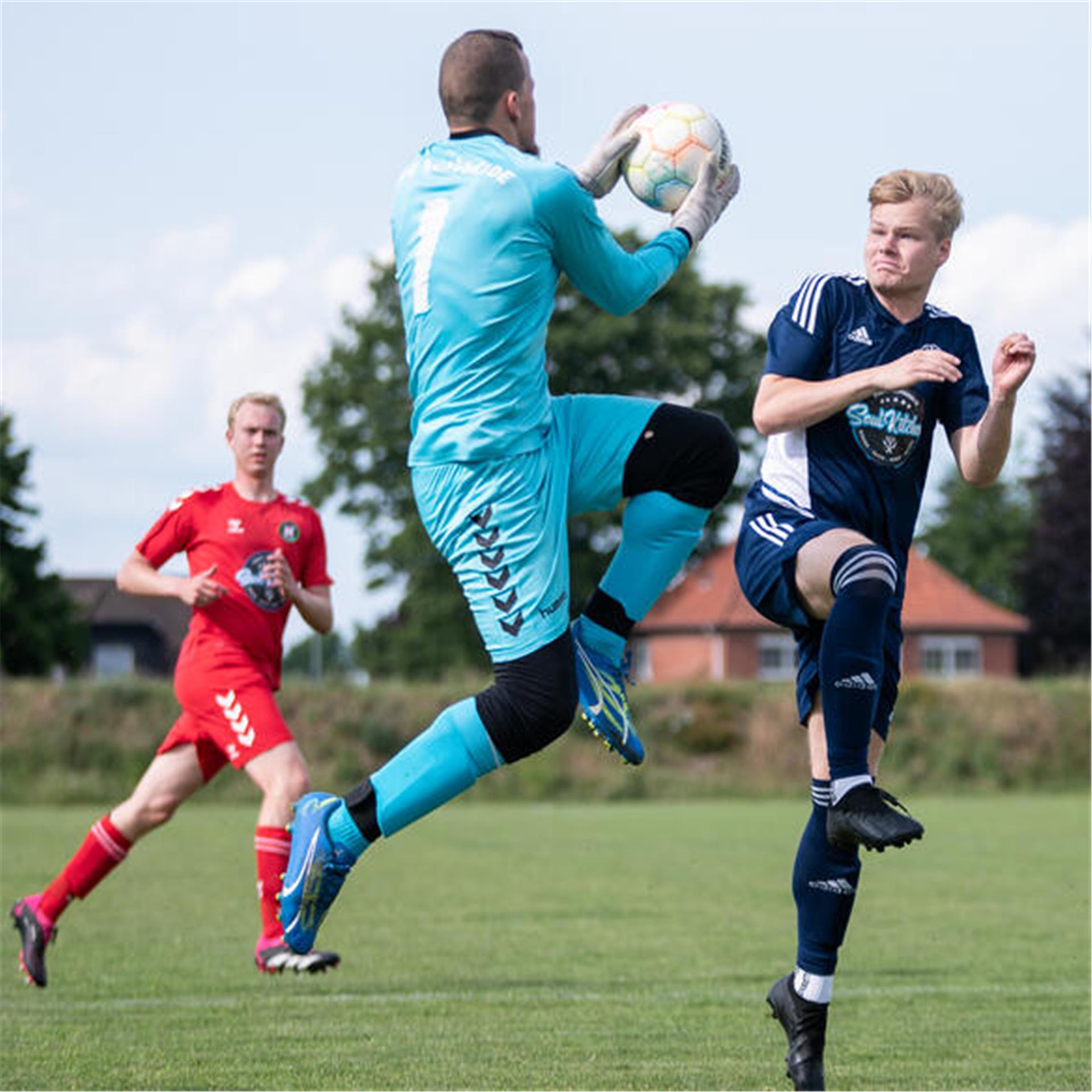Torfestival bei finalem Derby: Nordheide gewinnt 5:4 in Groß Meckelsen Voller Einsatz: Finn Brunkhorst hat gegen Nordheide-Keeper Nico Hüttmann das Nachsehen.