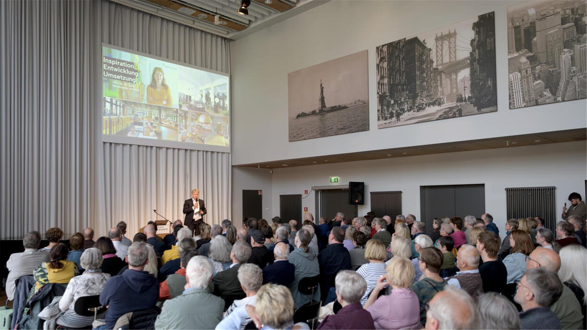 Volles Haus: Die Pläne für das Ex-Karstadt-Grundstück bewegen die Bürgerinnen und Bürger.