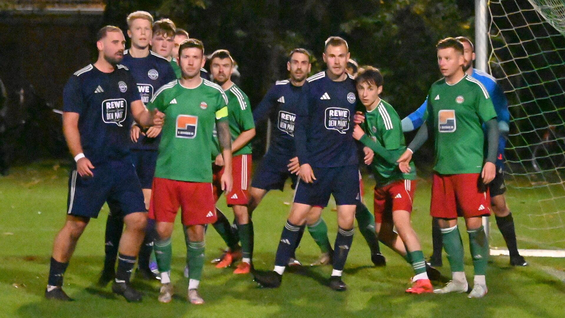 Vollversammlung im BSC-Strafraum: Die Gäste (grüne Trikots) unterlag in Tarmstedt beim FC Wörpetal mit 0:2.