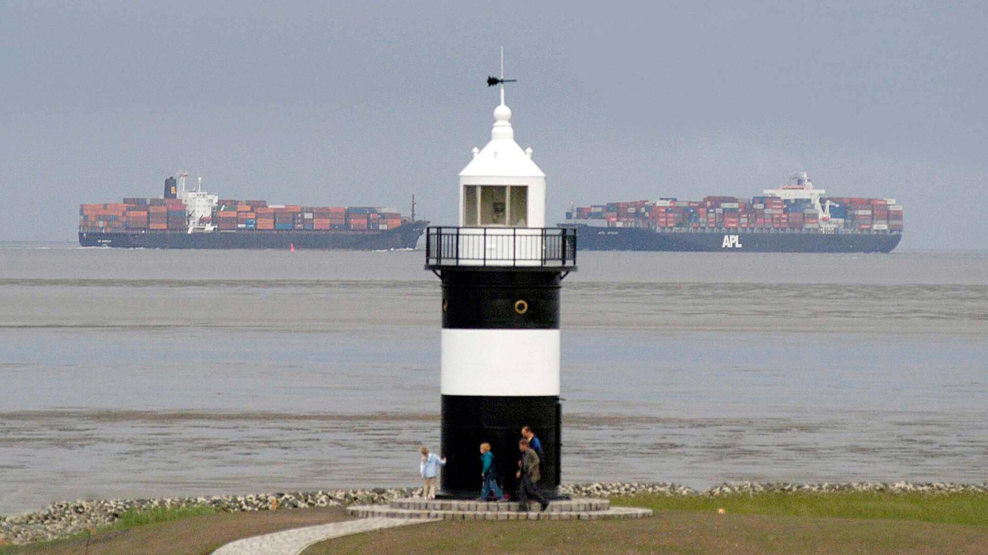 Von der Galerie des Kleinen Preußen haben die Besucher einen weiten Blick über das Wattenmeer und die großen Schiffe.