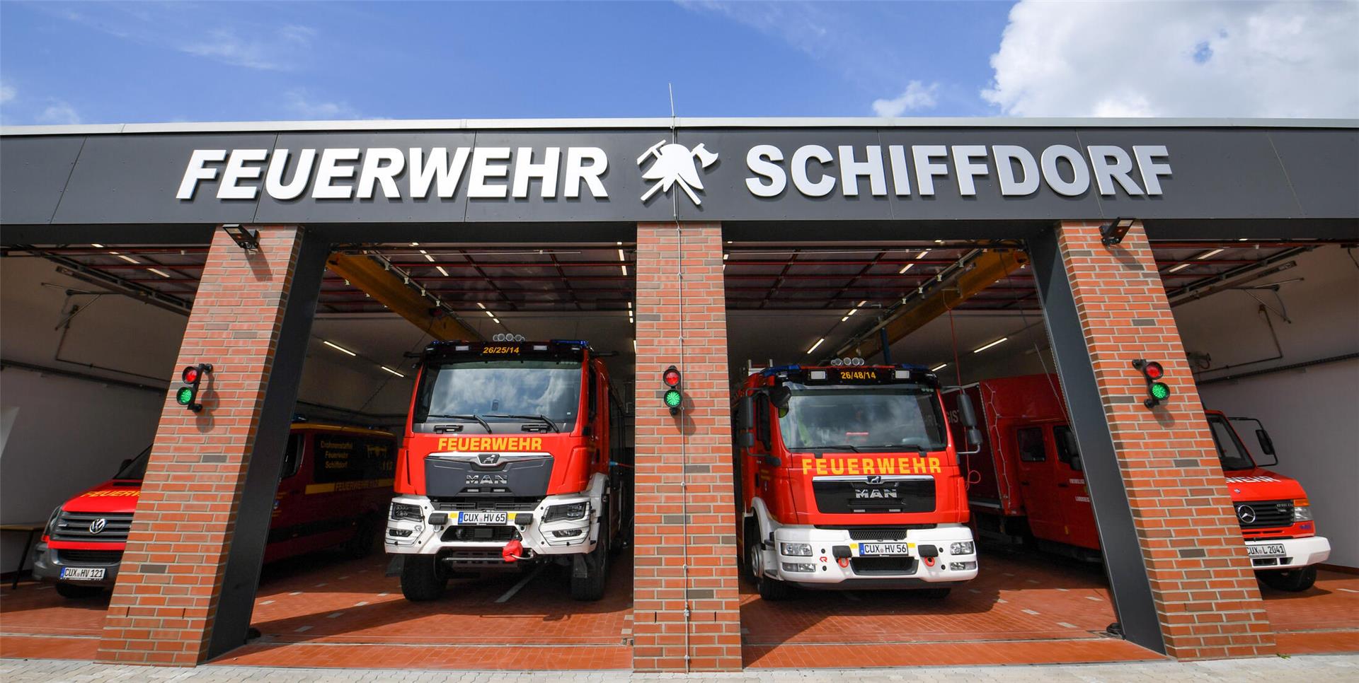 Feuerwehrhaus in Schiffdorf mit Feuerwehrautos.
