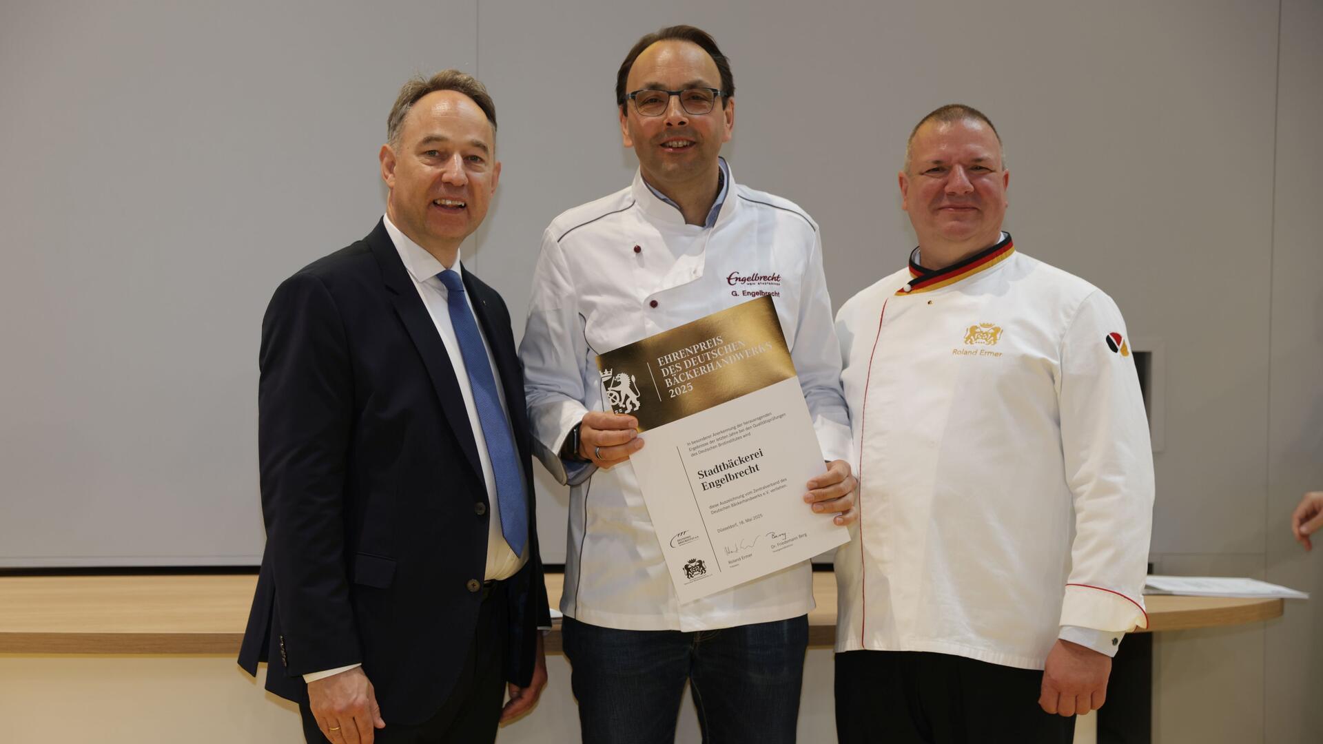 Dr. Friedemann Berg, Hauptgeschäftsführer des Zentralverbandes des Deutschen Bäckerhandwerks, Gerd Engelbrecht, Geschäftsführer Stadtbäckerei Engelbrecht und Roland Ermer, Präsident des Zentralverbandes des Deutschen Bäckerhandwerks.