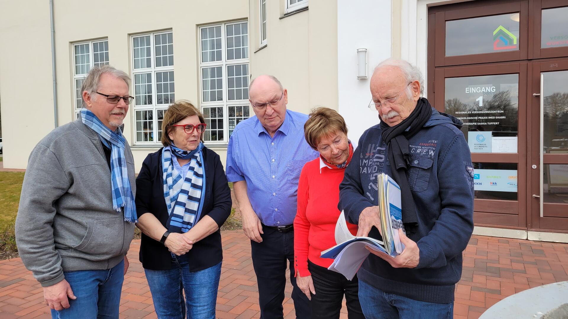 Von wegen Ruhestand. Bernd Chaveriat (von links), Petra Müller, Edmund Stolze, Ingrid Lagemann und Helge Rothenberg vom Seniorenbeirat der Gemeinde Wurster Nordseeküste sind dafür im Einsatz, dass sich das Leben jenseits der 60 alles andere als langweilig anfühlt.