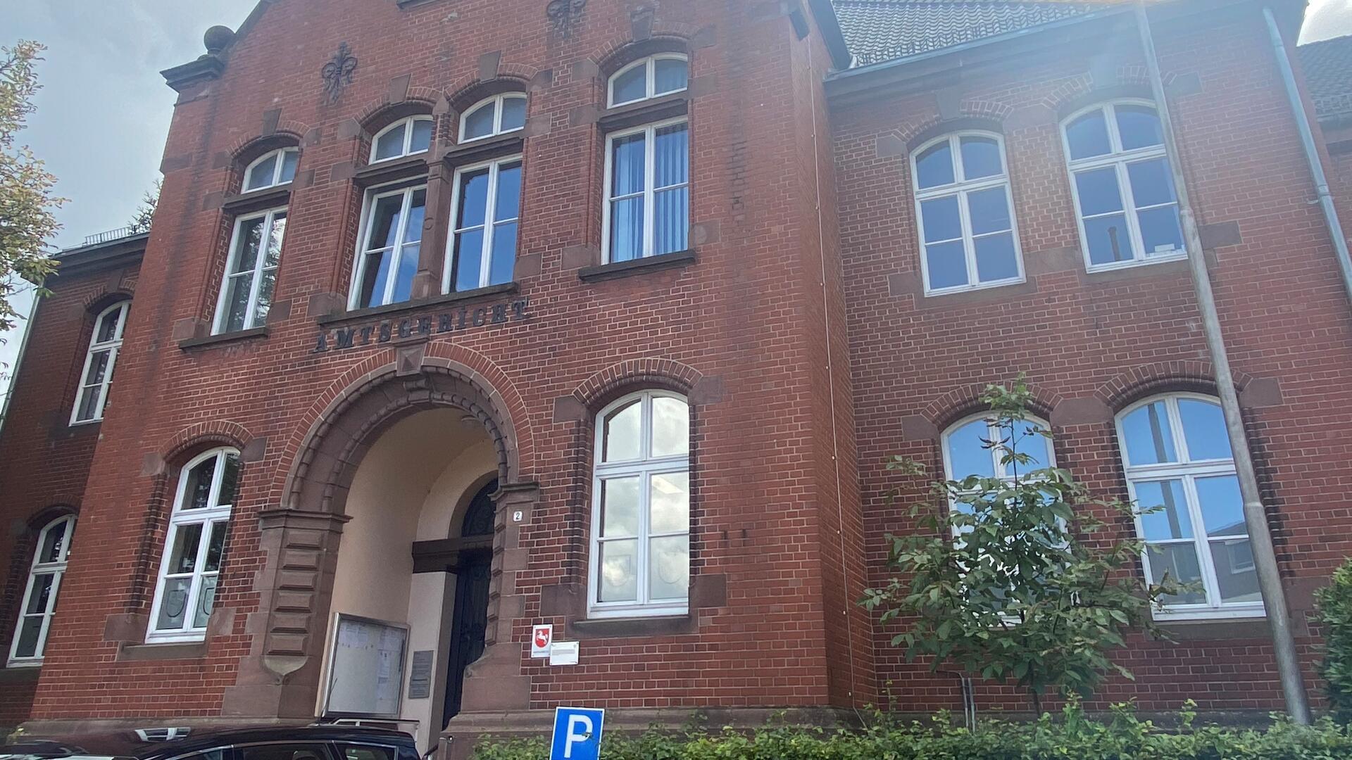 Vor dem Bremervörder Amtsgericht mussten sich zwei Männer wegen versuchter Erpressung verantworten. Einer der Angeklagten wurde zu einer Geldstrafe verurteilt.