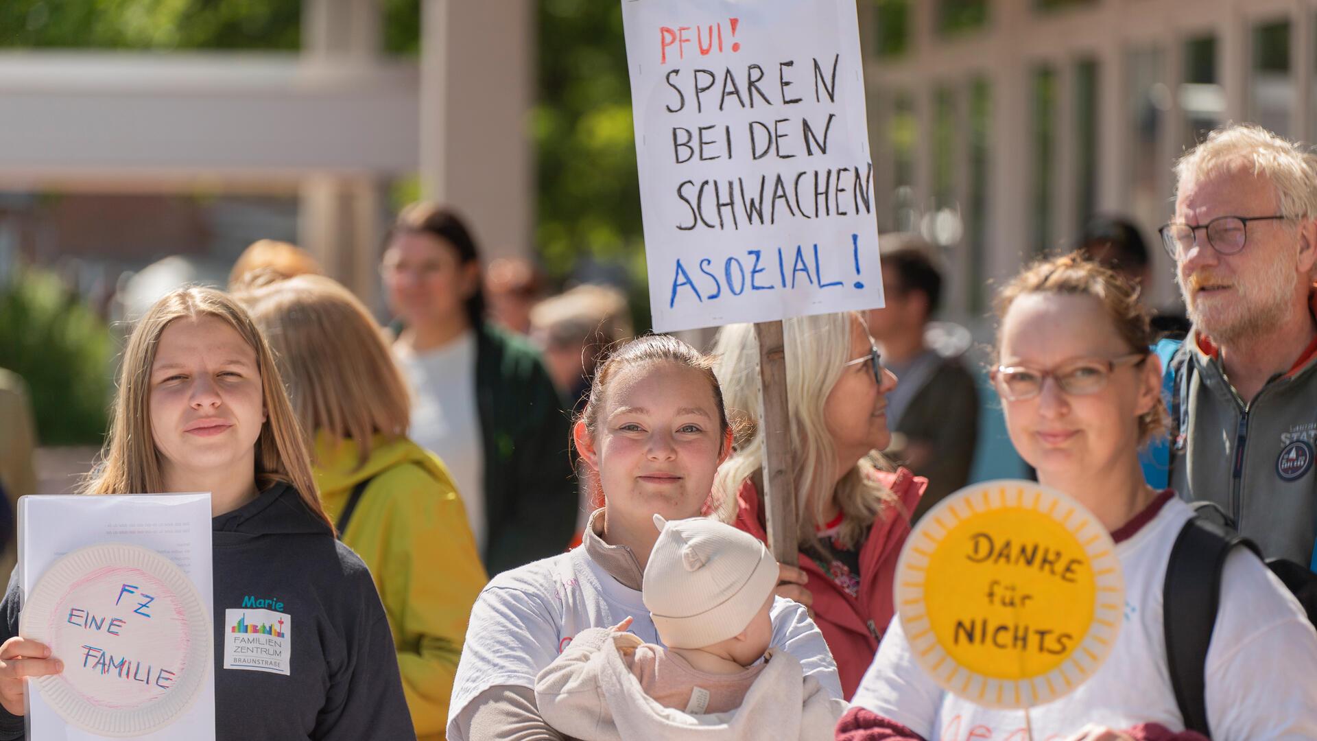 Vor dem Freizeit-Treff fordern Familien lautstark: Unsere Zentren müssen bleiben!
