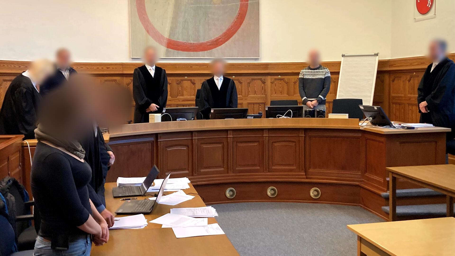 Die gepixelte Angeklagte im Sitzungssaal. 