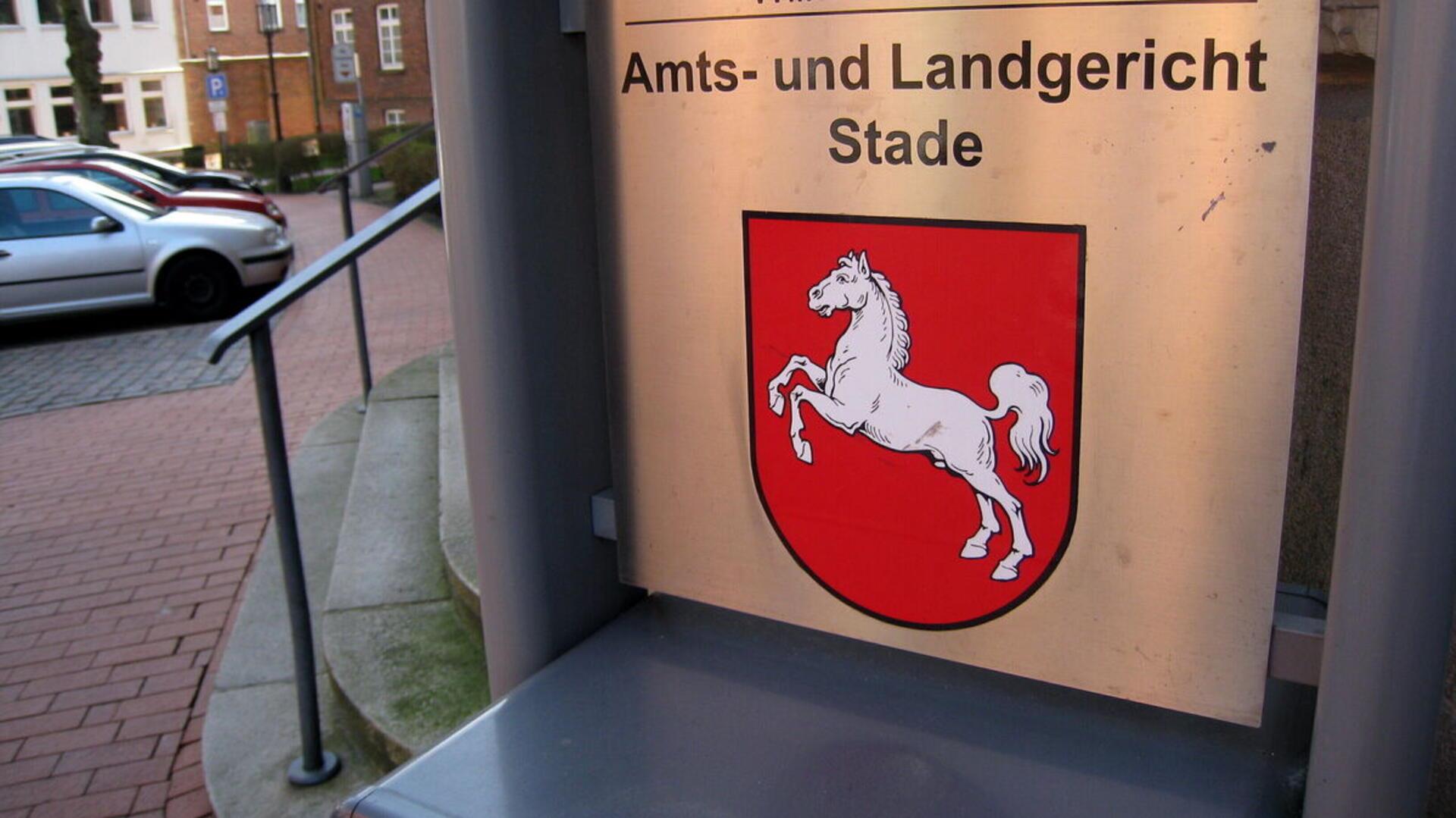 Vor dem Landgericht Stade muss sich seit Dienstag ein 37-Jähriger wegen versuchten Mordes und gefährlicher Körperverletzung verantworten.