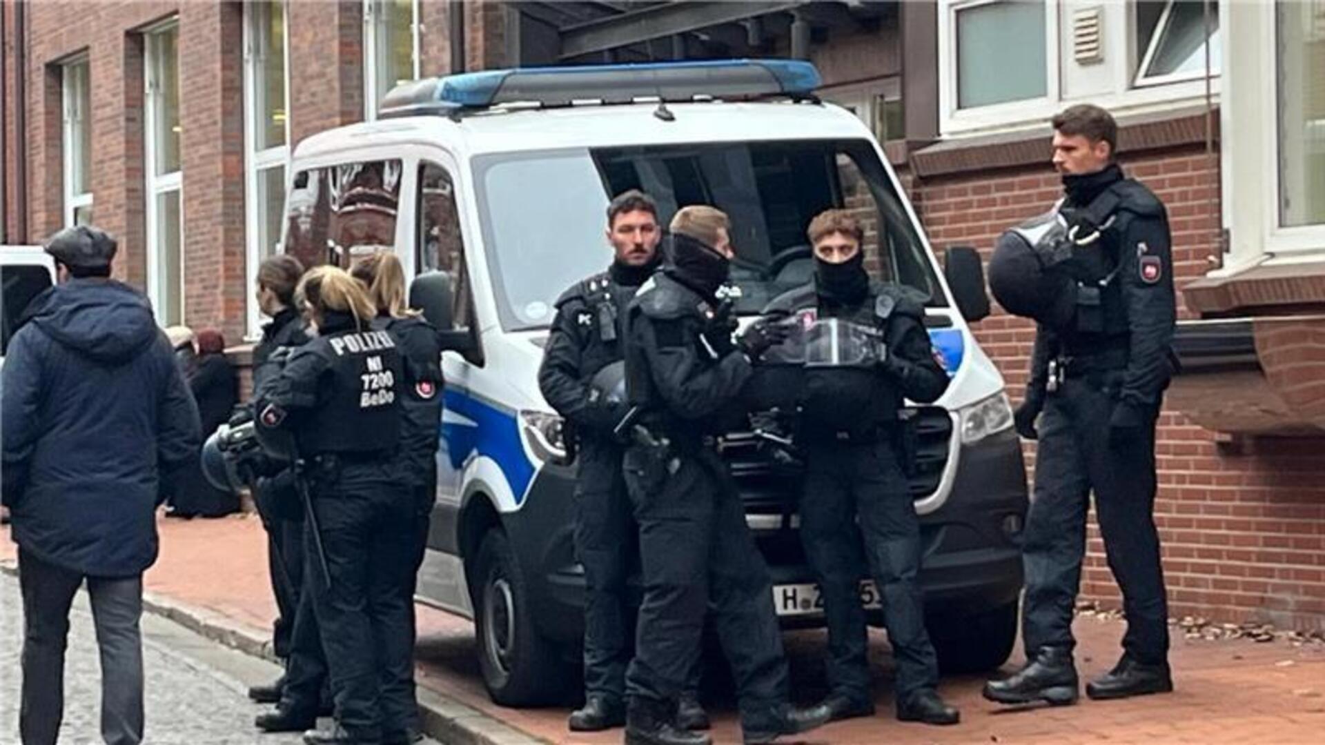 Vor dem Landgericht Stade sammeln sich die Einsatzkräfte der Polizei.