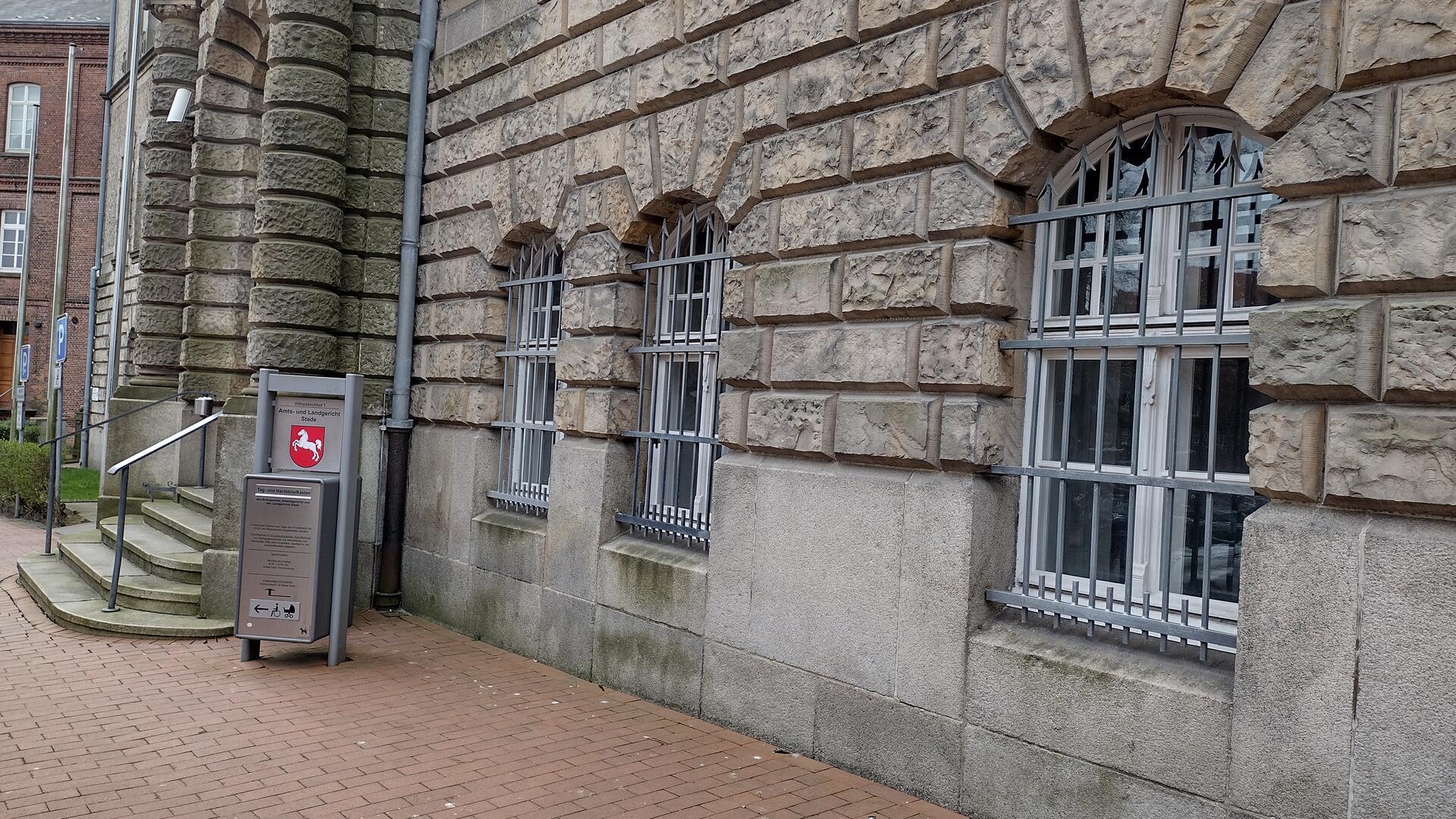 Der Eingang zum Zevener Landgericht.