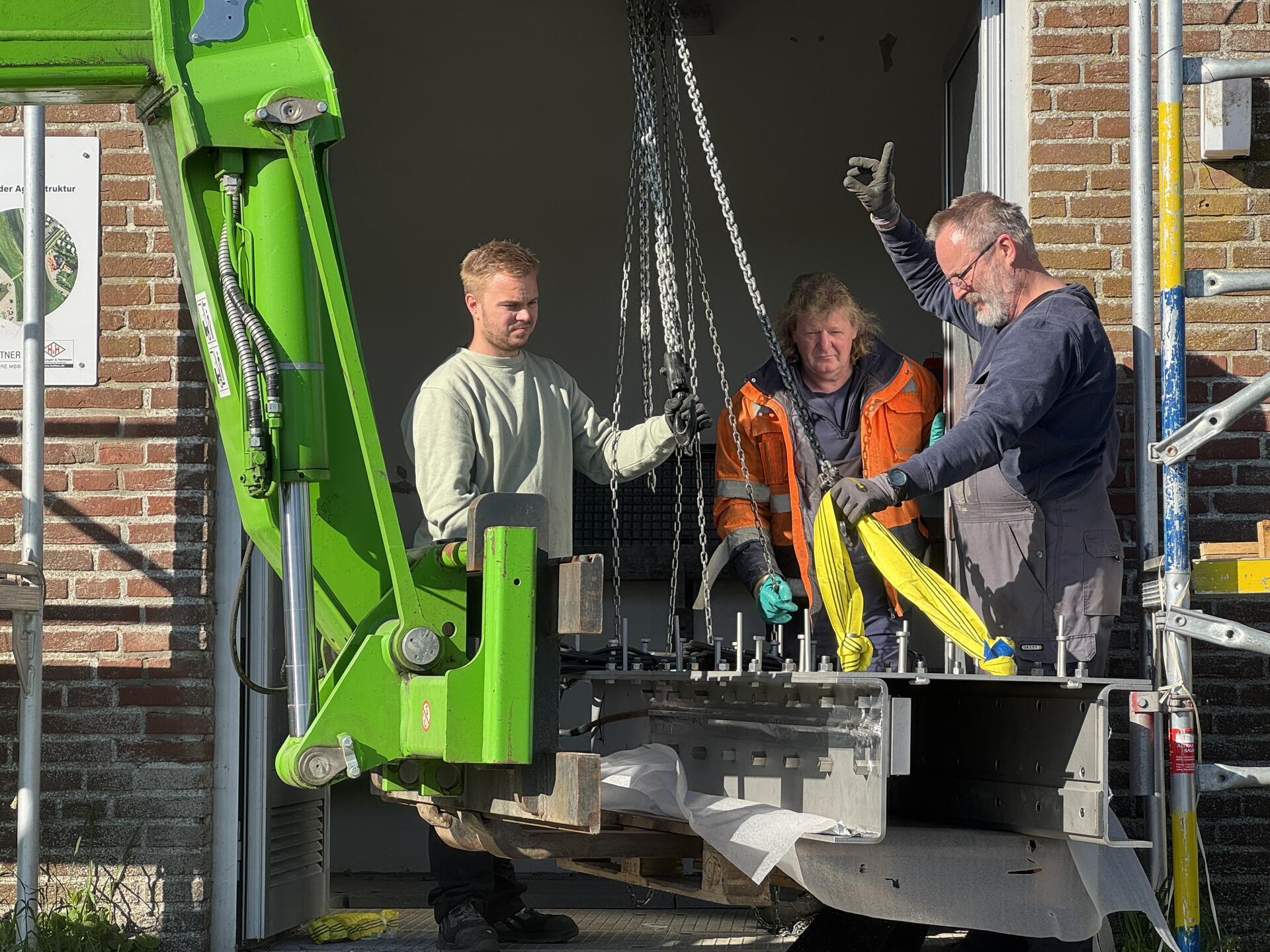 Vor dem eigentlichen Hubtor werden zunächst die Führungsschienen für das tonnenschwere Bauteil in das Sielgebäude transportiert.
