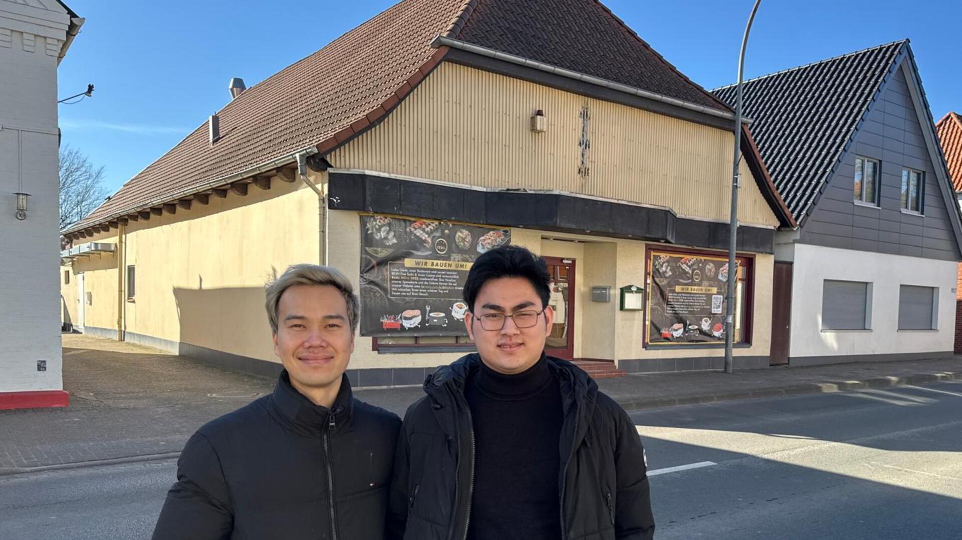 Vor dem künftigen Restaurant: Khyu Lie und Van Duc Nguyen freuen sich auf die Eröffnung von „BEUN Fine Sushi & Asian Cuisine“ in der Neuen Straße 113 in Bremervörde.