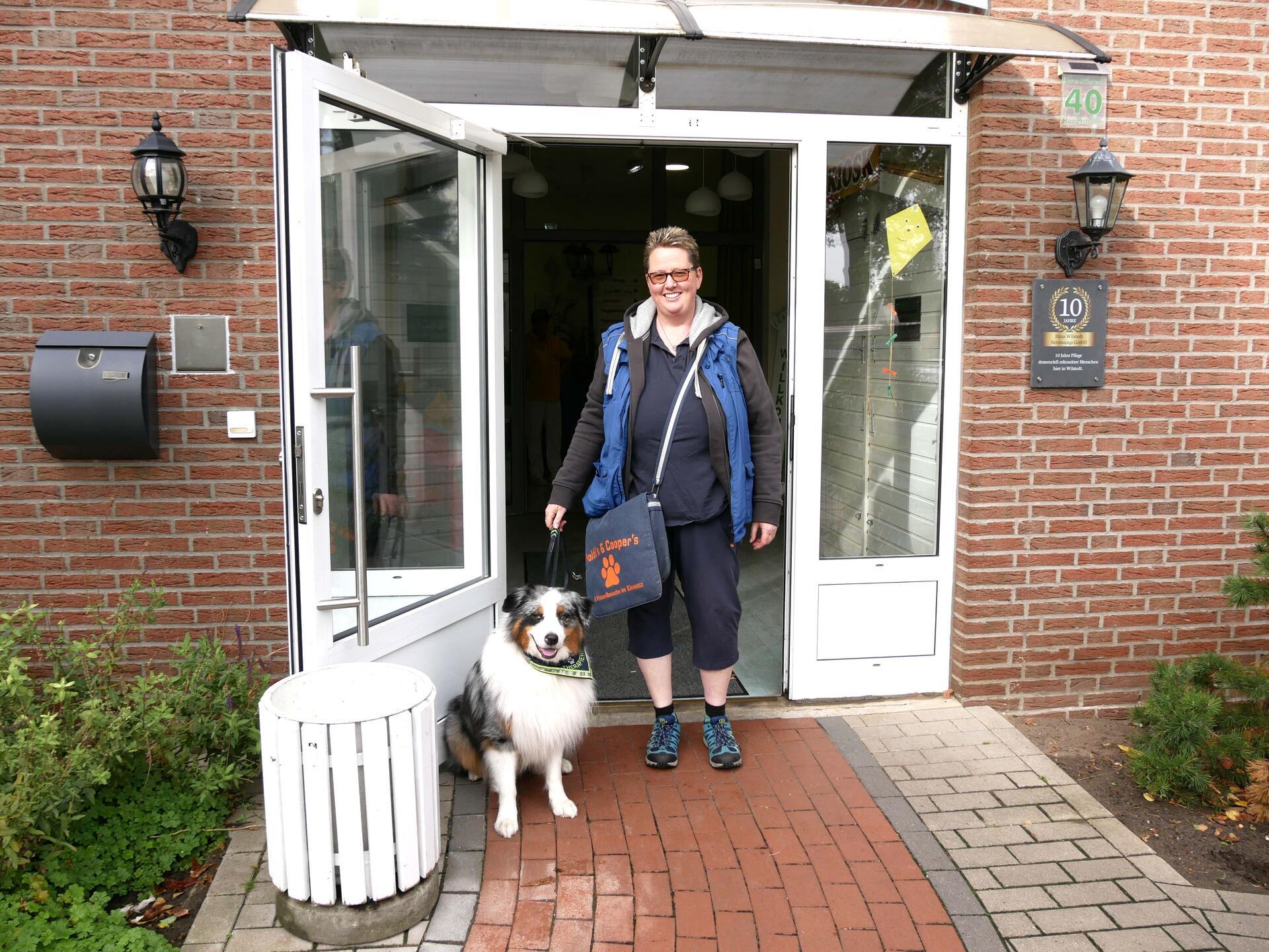 Vor der Eingangstür vom Haus Wilstedt: Das Halsband ist schon um und Dreamer ist im Arbeitsmodus.