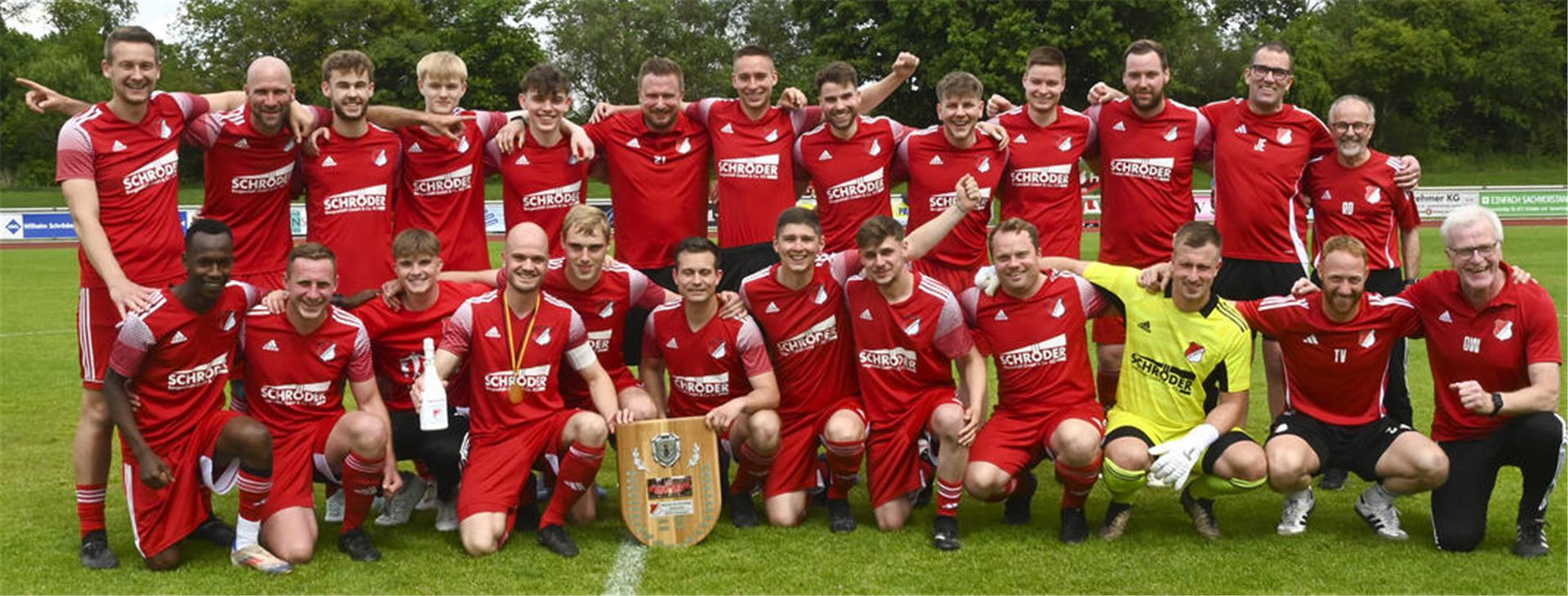 Vor der abschließenden Partie gegen den FC Walsede baute sich das Team des MSTV Selsingen mit der Plakette für das Meisterfoto auf.