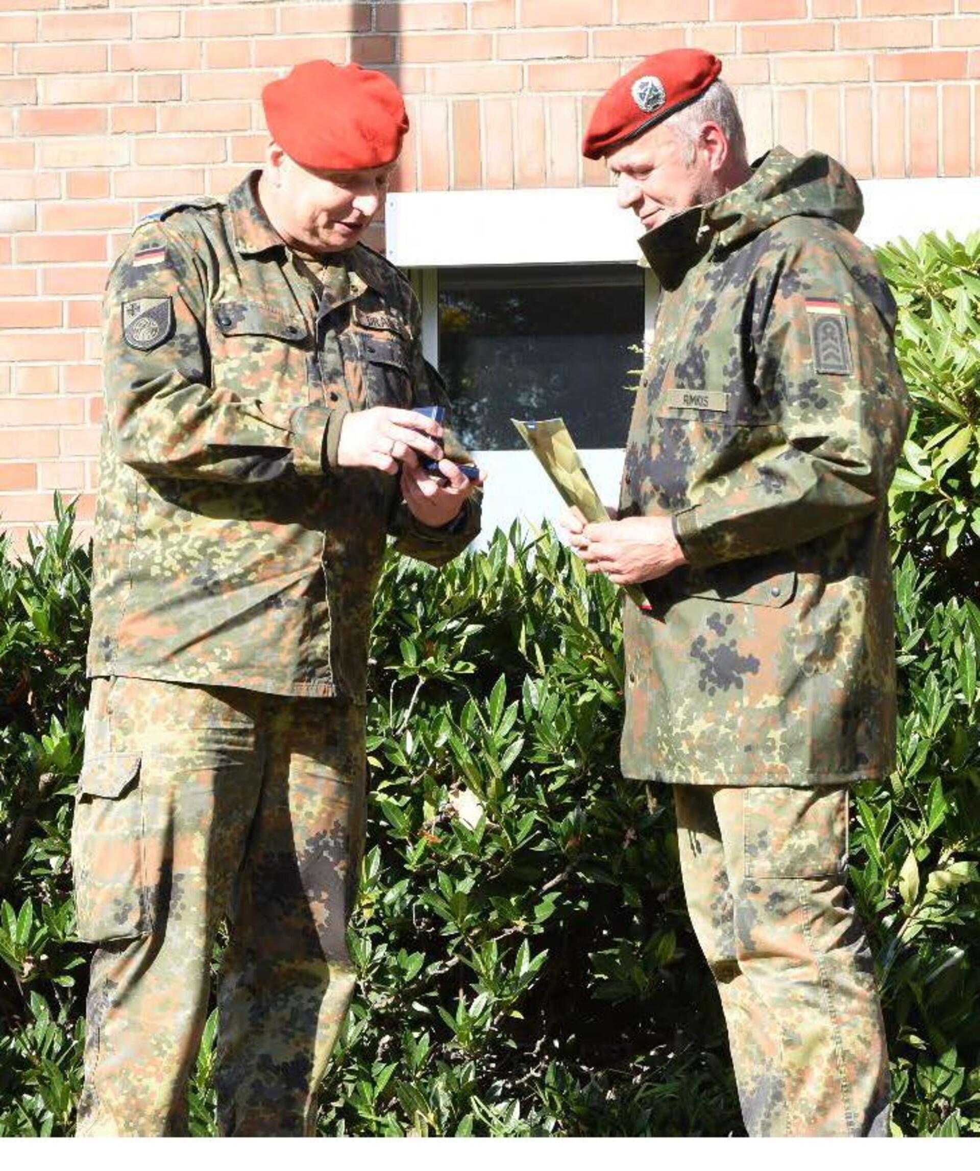 Vor der angetretenen Lehrgruppe „Charlie“ würdigte General Holger Draber (links) die besonderen Verdienste des Reservedienstleistenden Ralf Rimkus, der als Lehrgruppen- und Inspektionsfeldwebel über viele Jahre hinweg, nach Beendigung seiner aktiven Dienstzeit als Berufssoldat, immer wieder zur Verfügung stand, wenn die Truppe ihn rief.