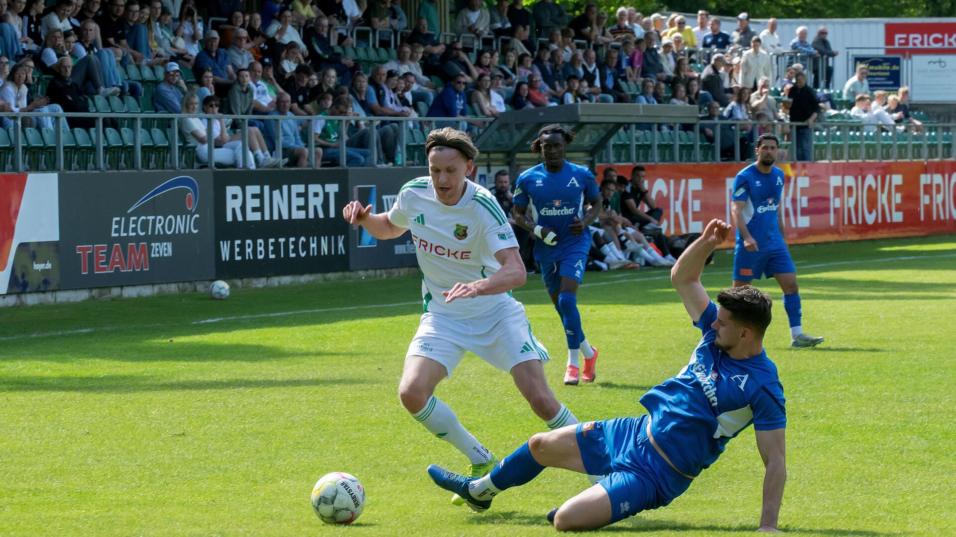 Vor der voll besetzten Tribüne im Heeslinger Waldstadion wird hier Eric Köhler im letzten Moment gestoppt.