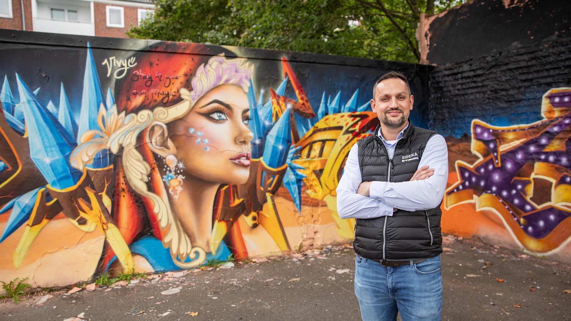 Vor seiner Edeka-Filiale zeigt Daniel Streubel, wie Street-Art das Stadtbild von Bremerhaven bereichert.
