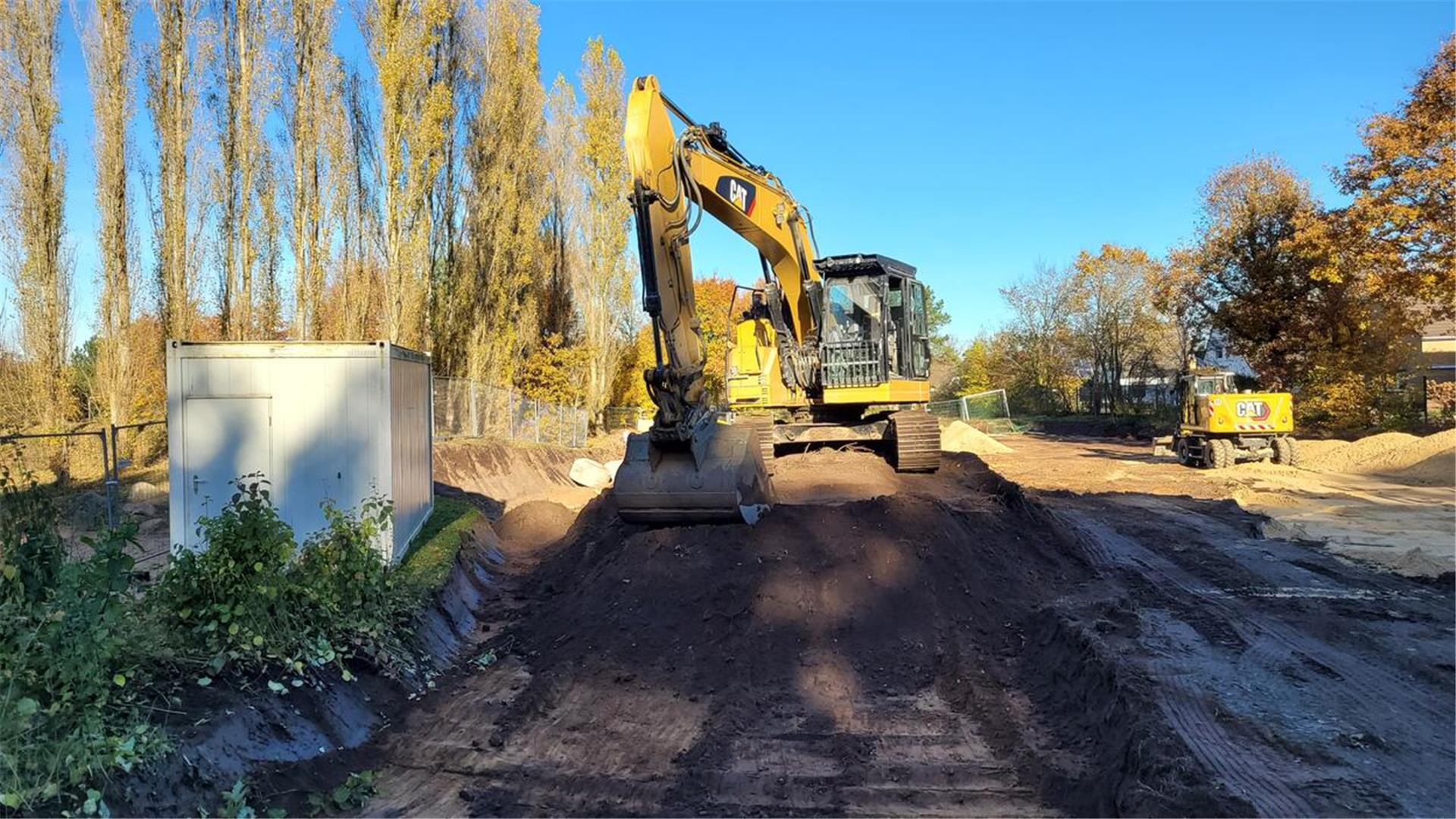 Vor wenigen Tagen haben die Bauarbeiten für die neue Businsel an der Nordholzer Grundschule begonnen.