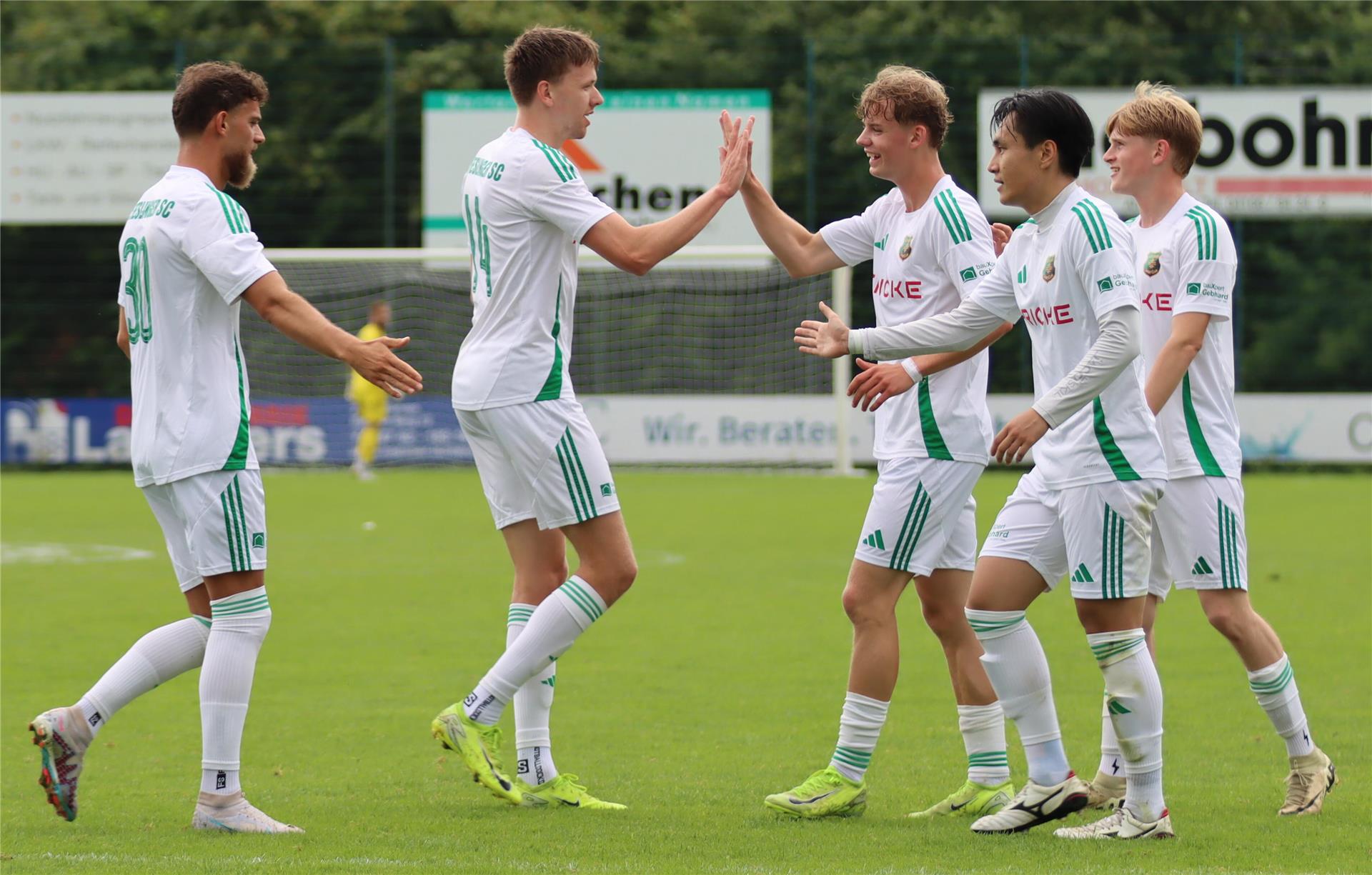 Mit einem 2:1 gegen die Gastgeber holt sich Heeslingen den Pokal in Ahlerstedt Vorbereiter Philipp Wilkens (Dritter von rechts) gratuliert dem Torschützen Erik Köhler (Zweiter von links).