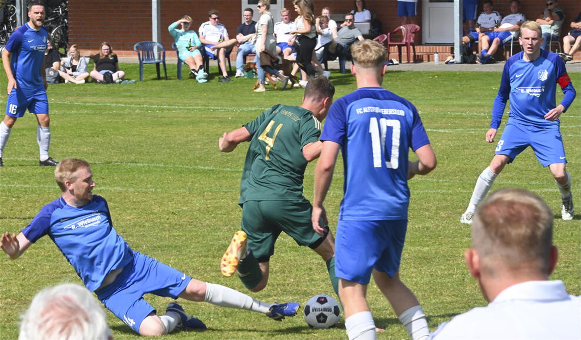 Vorn effektiv, hinten diszipliniert gegen Ball und Gegner: So kam der FC Alfstedt/Ebersdorf, hier mit Christopher Buck beim erfolgreichen Tackling, zum 2:1-Auftaktsieg gegen Wörpetal. Diese Tugend sind auch am Sonntag im Derby beim MTV Hesedorf gefragt.