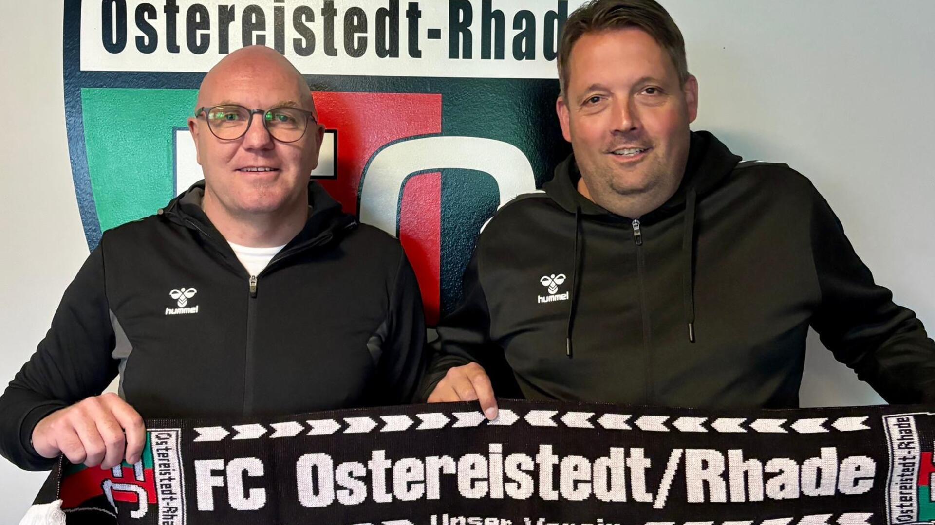 Vorsitzender Andreas Kierath (rechts) freut sich über die Verpflichtung von Enrico Berneking als neuen Trainer des FC Ostereistedt/Rhade.