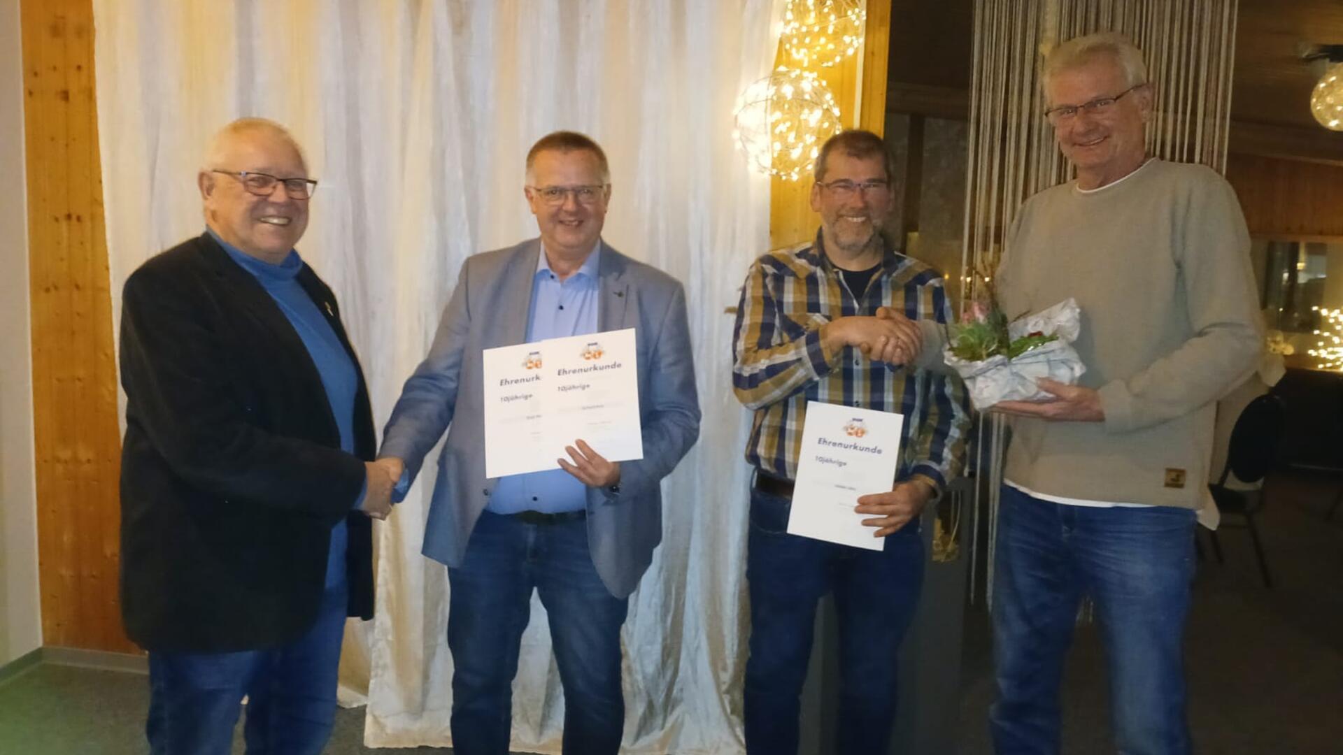 Vorsitzender Friedrich Norden (von links) mit den Geehrten Gerhard Buck und Günter Lührs sowie dem Stellvertreter Jens Glandorf. Es fehlt Birgit Buck.
