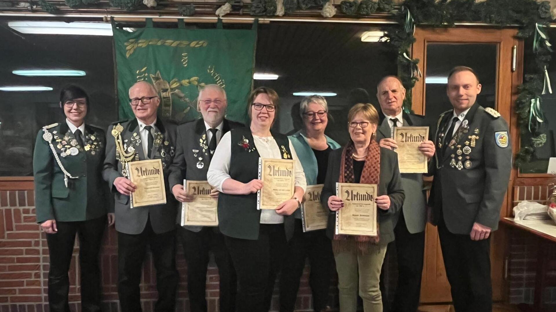 Vorstand und Geehrte des SV Ringstedt: Astrid Rother, Friedrich Claussen, Karl-Ludwig Brinkmann, Maike von der Lieth, Sandra Brede, Renate Brinkmann, Manfred Ohlandt und Fabian Tiedge.