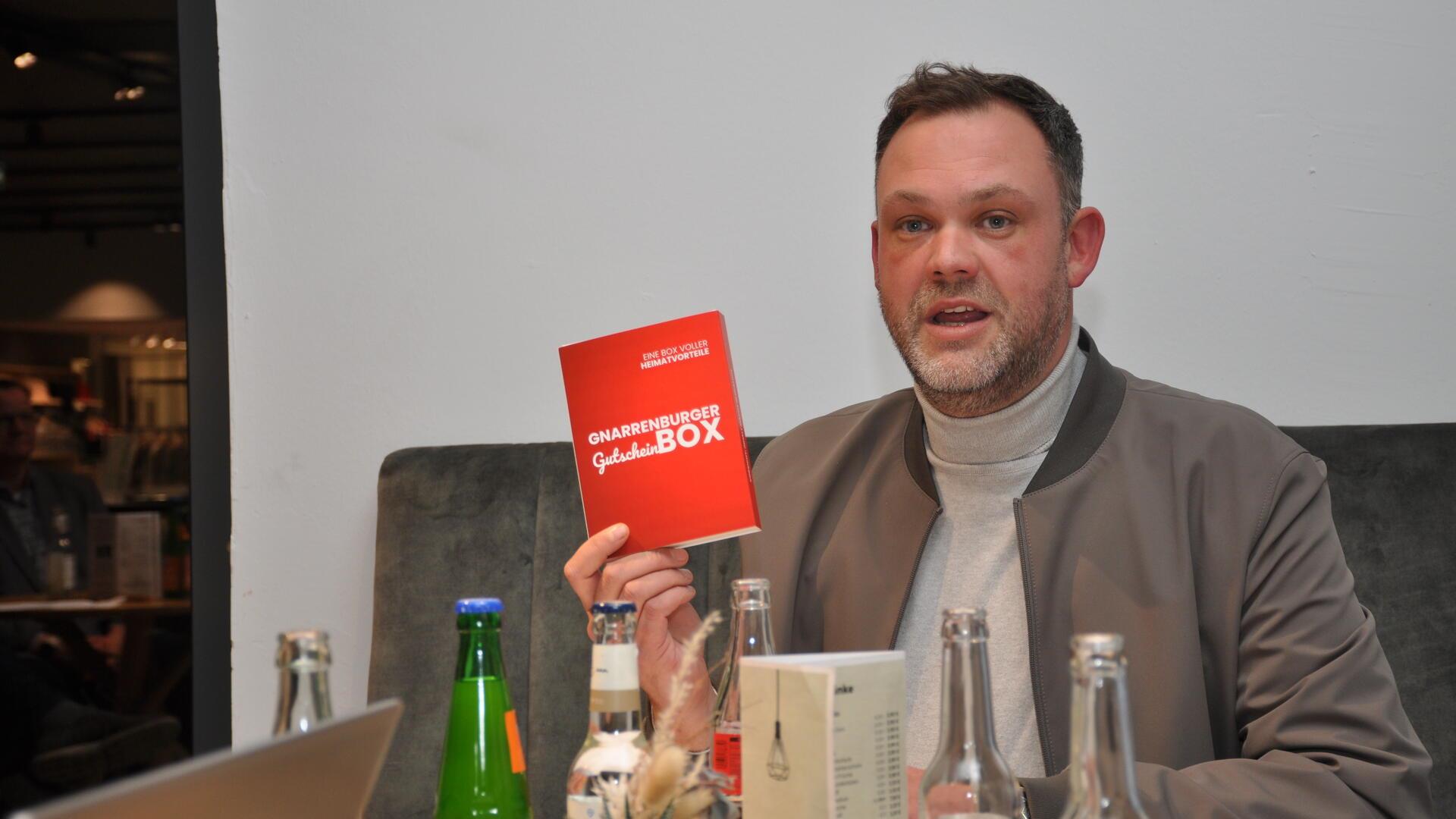 WIR-Vorsitzender Hendrik Grafelmann weist auf die neue Gutschein-Box-Aktion hin. Ziel sei es, erneut viele regionale Betriebe einzubinden und die Box als gemeinsame Aktion zur Stärkung des lokalen Handels zu etablieren – mit vielen Heimatvorteilen für die Käuferinnen und Käufer. Weitere Infos zum Thema und zum Start der Aktion veröffentlicht die BZ in der Sonnabendausgabe.