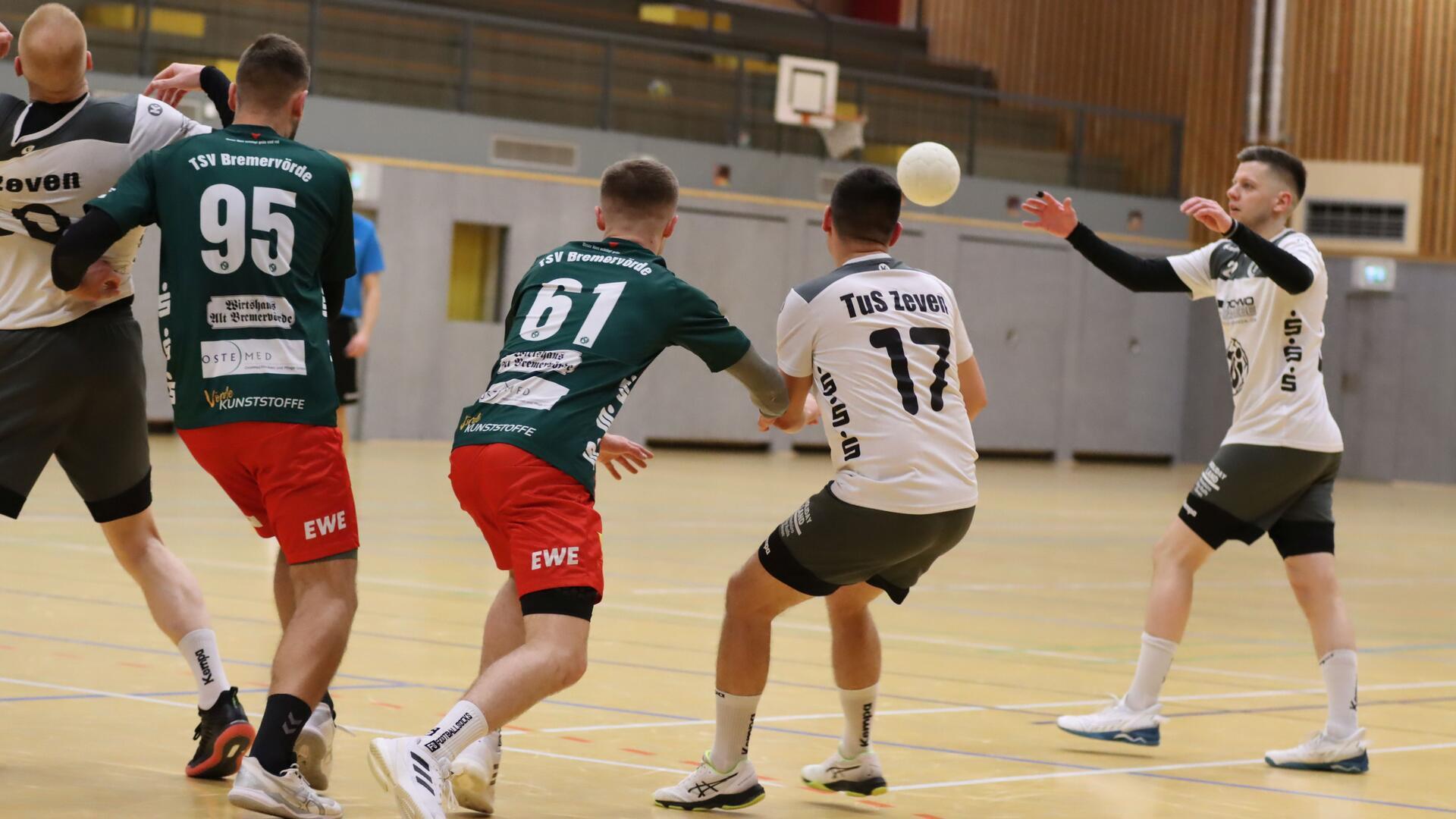 Während Felix Naerger (links) hautnah gedeckt wird, bauen Marcel Backhoff (Nummer 17) und Sebastian Bleck den Angriff auf.