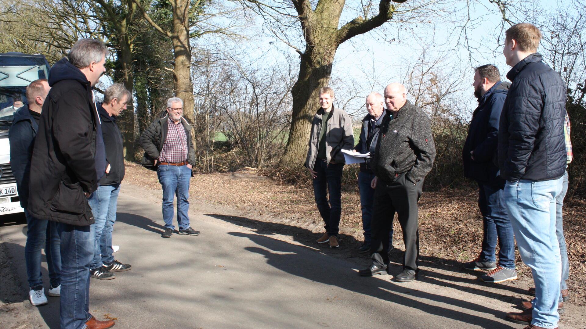 Mitglieder des Beverstedter Bauausschusses. Bei einer Bereisung haben sich die Mitglieder des Ausschusses ein Bild vom Zustand der Straßen und Wege in der Gemeinde gemacht, um festlegen zu können, wo dringende Sanierungen durchgeführt werden sollen.