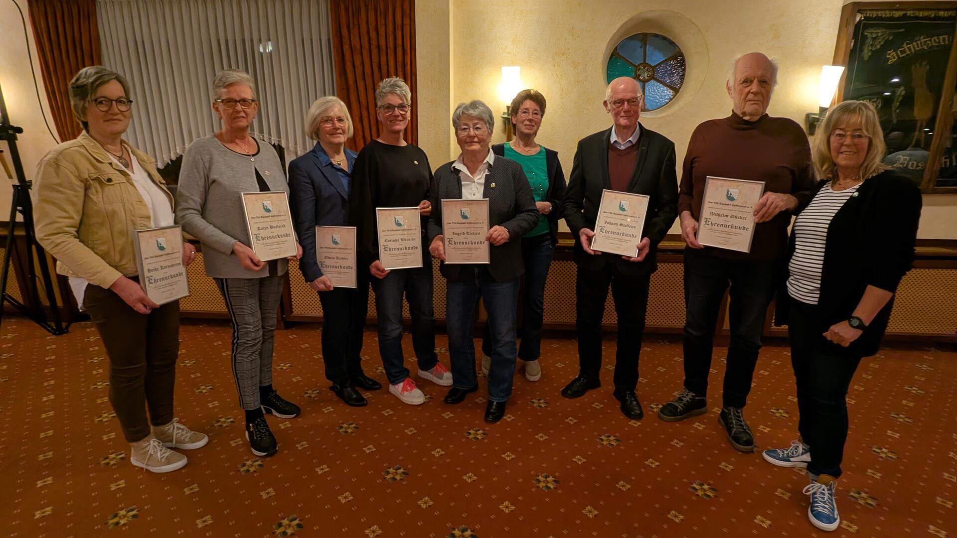 Während der Jahreshauptversammlung ehrte die erste Vorsitzende Sabine Sethmann (rechts) langjährige Mitglieder, darunter Heike Kornahrens, Karin Burfeind, Elvira Richter, Corinna Warneke, Ingrid Tietjen und Anita Vogel für 50 Jahre Vereinszugehörigkeit. Seit 60 Jahren dabei sind Johann Steffens und Wilhelm Dücker.