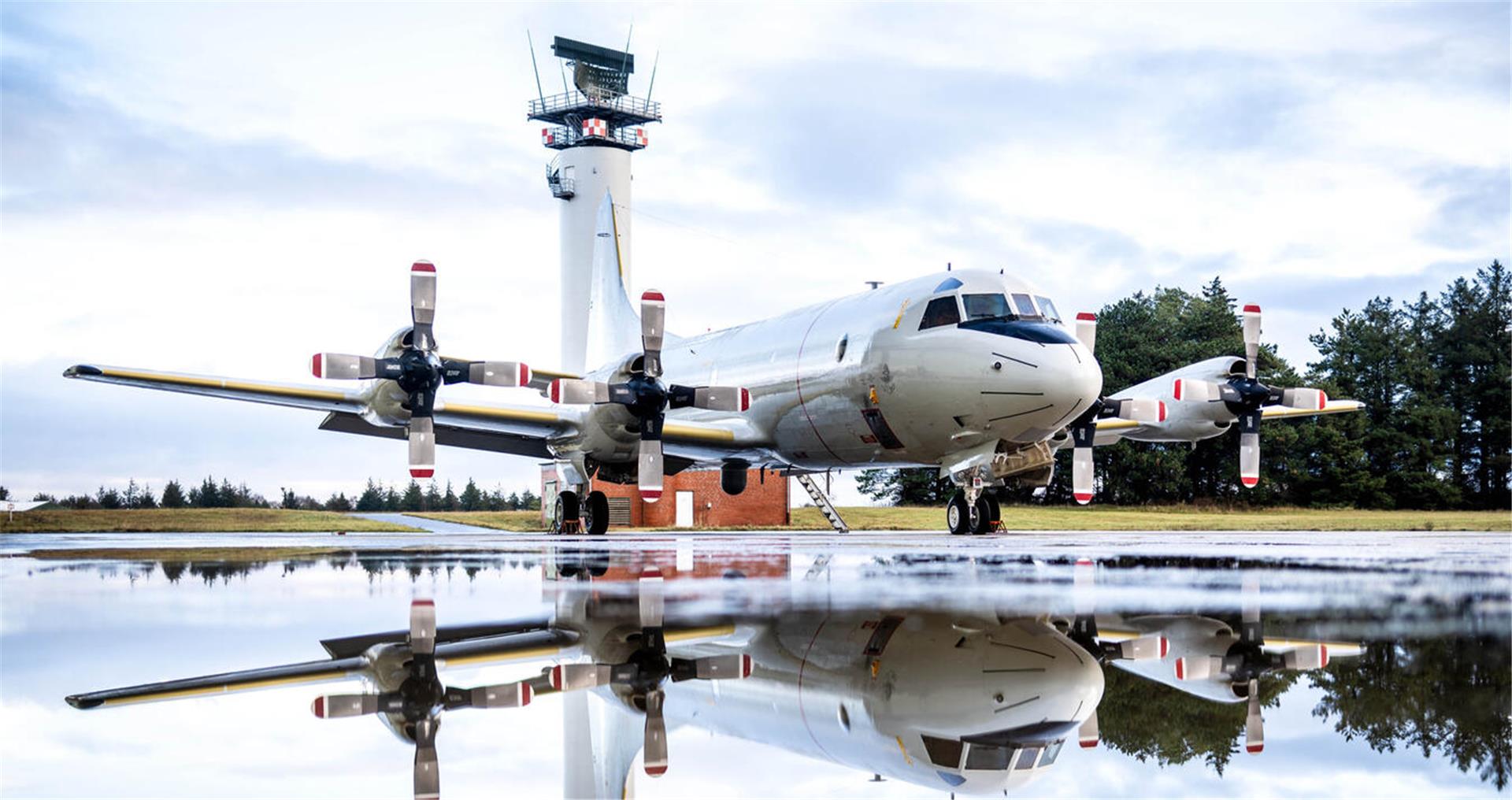 Ein Flugzeug spiegelt sich in einer Pfütze. Der Bundeswehr-Standort Nordholz ist der einzig verbliebene Marinefliegerstandort. Hier sind die beiden Marinefliegergeschwader MFG 3 "Graf Zeppelin" und MFG 5 stationiert. Während der Sicherheitsübung am Marinefliegerstützpunkt Nordholz wird die Kasernenanlage in der kommenden Woche verstärkt überwacht – Anwohner und Pendler müssen mit Kontrollen und Verkehrsbehinderungen im Umfeld rechnen.
