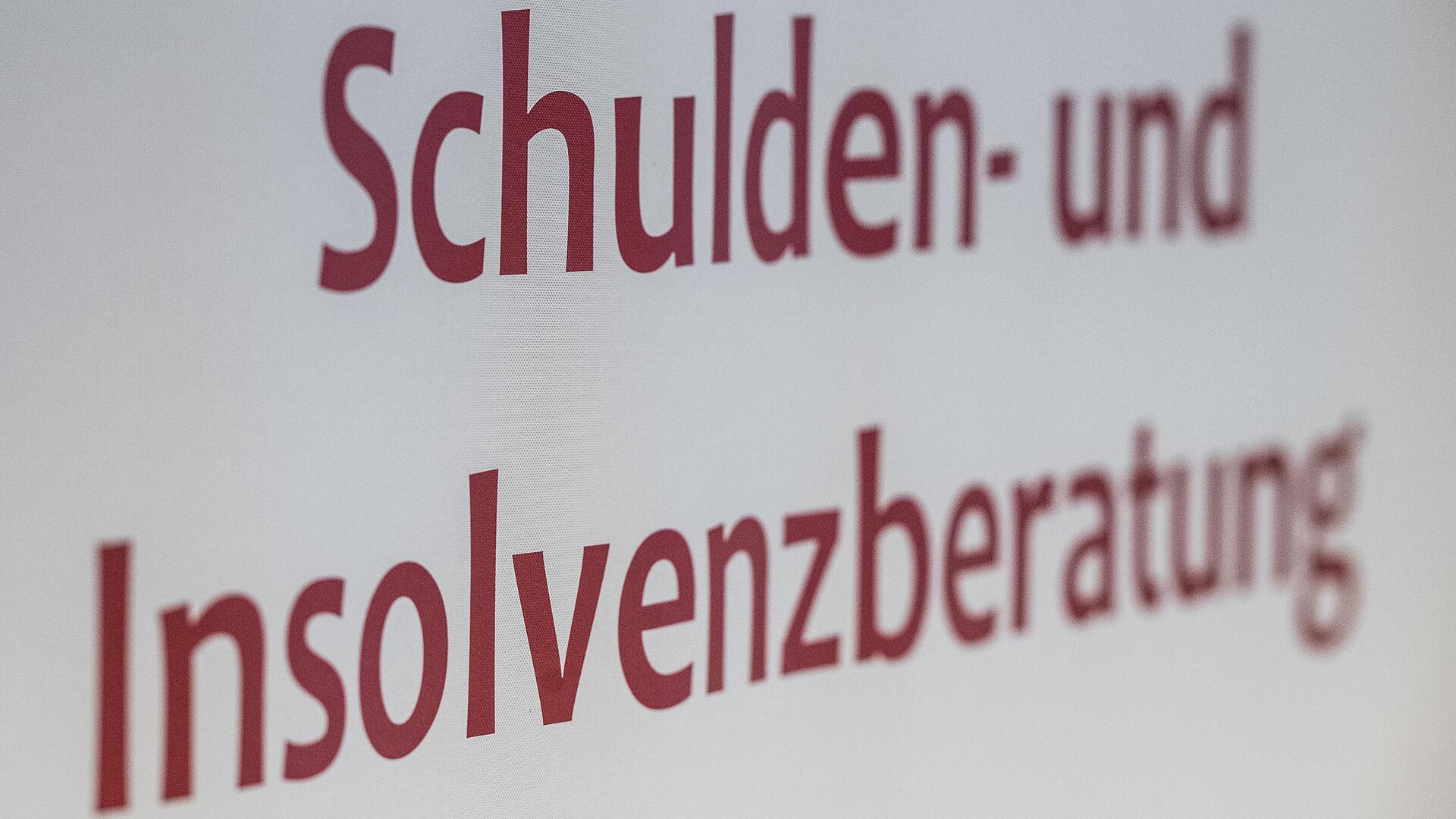 Ein Schild "Schulden- und Insolvenzberatung".