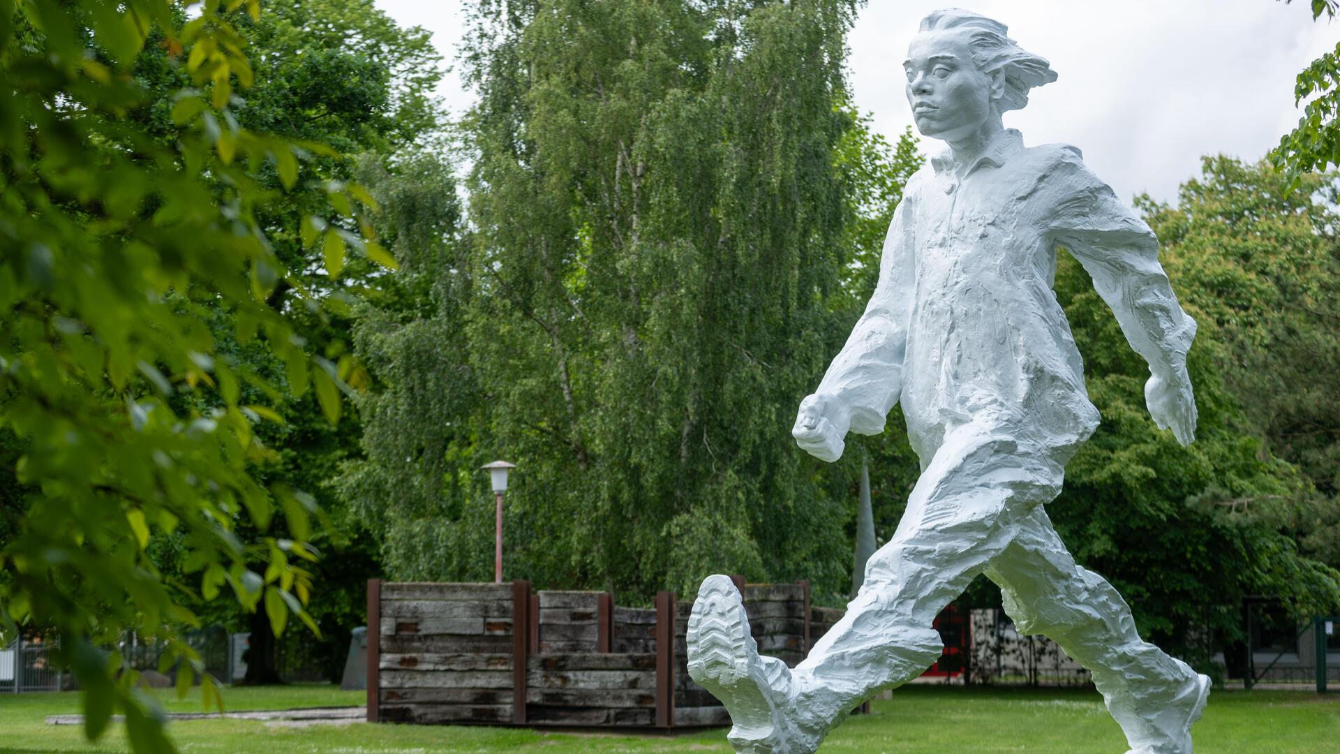 Eine Skulptur eines Hundes.