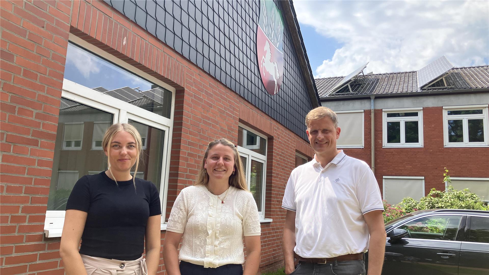 Drei Menschen vor einem Gebäude. Wanja Sievers (von links, Öffentlichkeitsarbeit), Finnja Müller-Stöver (Agrarberaterin und ehemalige duale Studentin) und Carsten Hoops (Geschäftsführer) vom Landvolk freuen sich, jungen Interessierten eine neue Möglichkeit zu bieten. 
